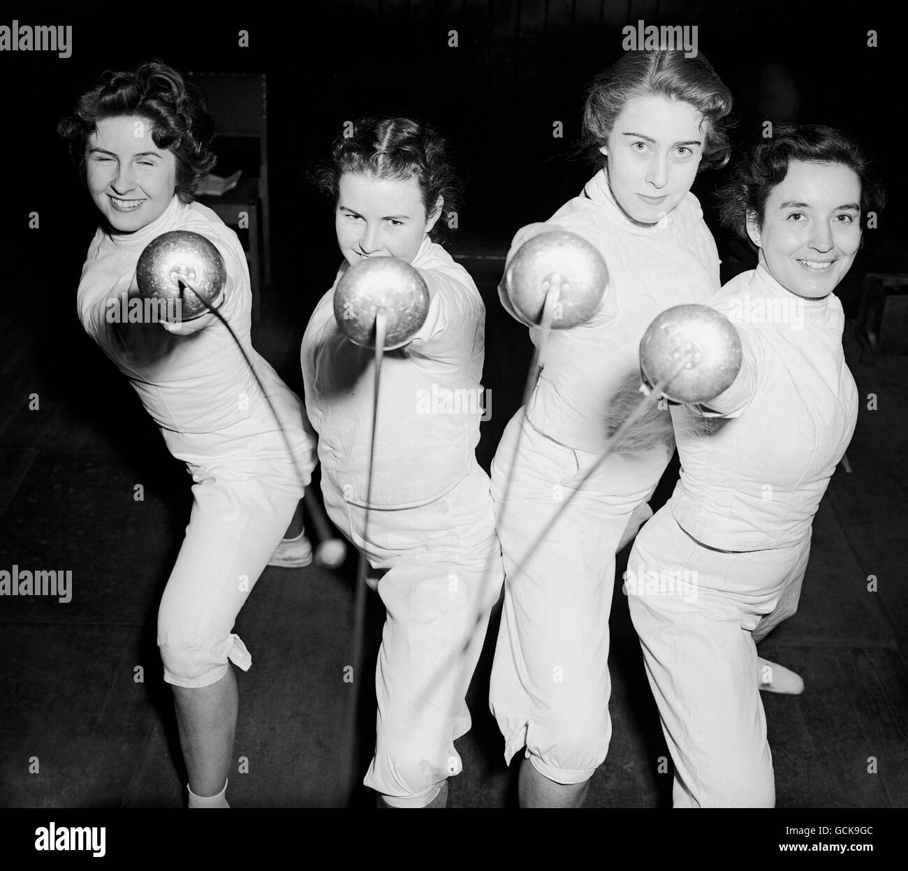 Quatre jeunes femmes qui vont participer aux Championnats de foils amateurs féminins au London Fencing Club, Cavendish Street, Londres, ont fait leur point de vue. (l-r) Margaret Stafford, 23 ans, de Wimbledon, et représentant le Pauleen et le Lansdowne Club, Julie Blackie, 18 ans, de Swindon, de la salle Beaufoy Club, Ann Ross, 19 ans, d'Ilford, du Ilford Fescing Club, et Camille Horton, 29 ans, de Hounslow, représentant le London Fescing Club. Banque D'Images