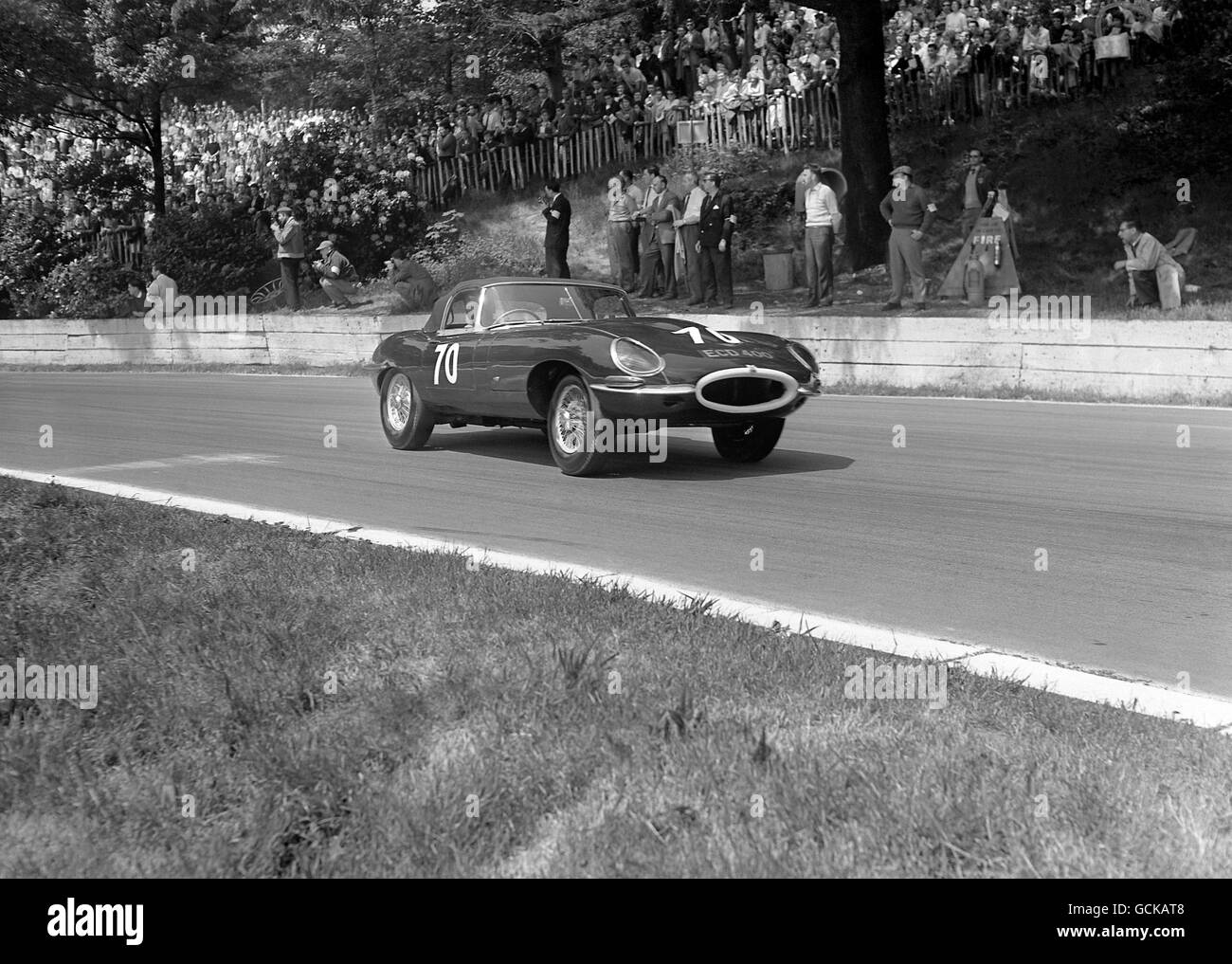 Courses automobiles - Norbury Trophy Race - Crystal Palace.Jack Sears, Jaguar E-Type, a terminé deuxième derrière la machine similaire de Roy Salvadori Banque D'Images