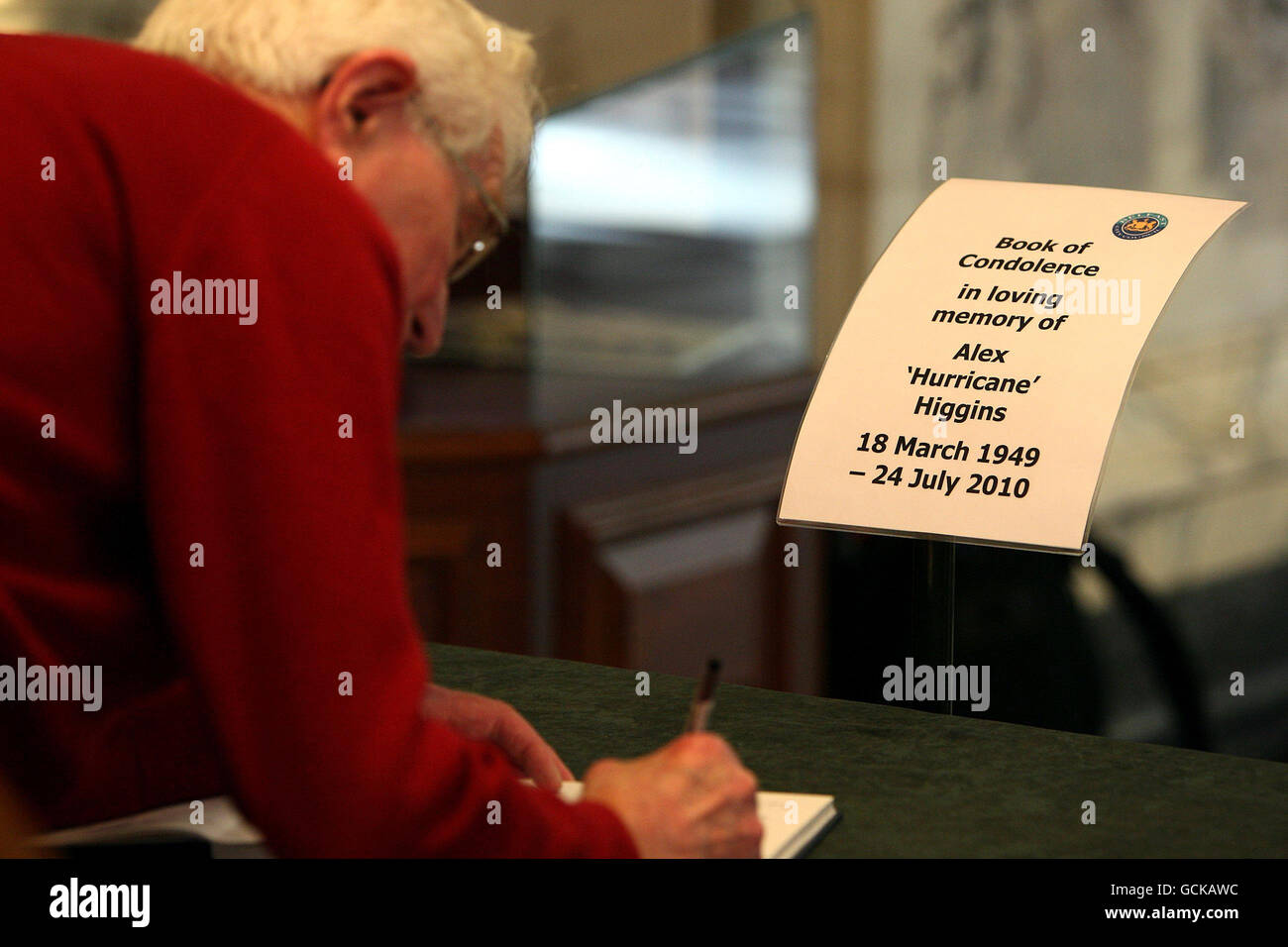 Les membres du public signent un livre de condoléances à l'hôtel de ville de Belfast pour le héros et le snooker de la ville natale Alex 'Hurricane' Higgins. Banque D'Images