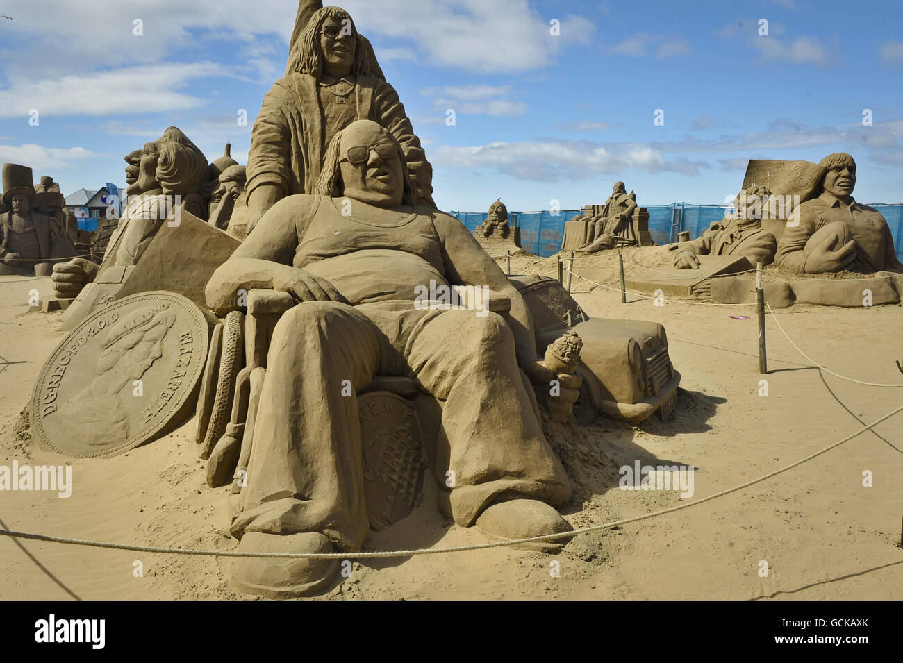 Une sculpture des personnages de Little Britain Lou et Andy dans le Weston-super-Mare Sand Sculpture Festival sur la plage, qui cette année a le thème et la célébration de toutes choses britanniques. Banque D'Images