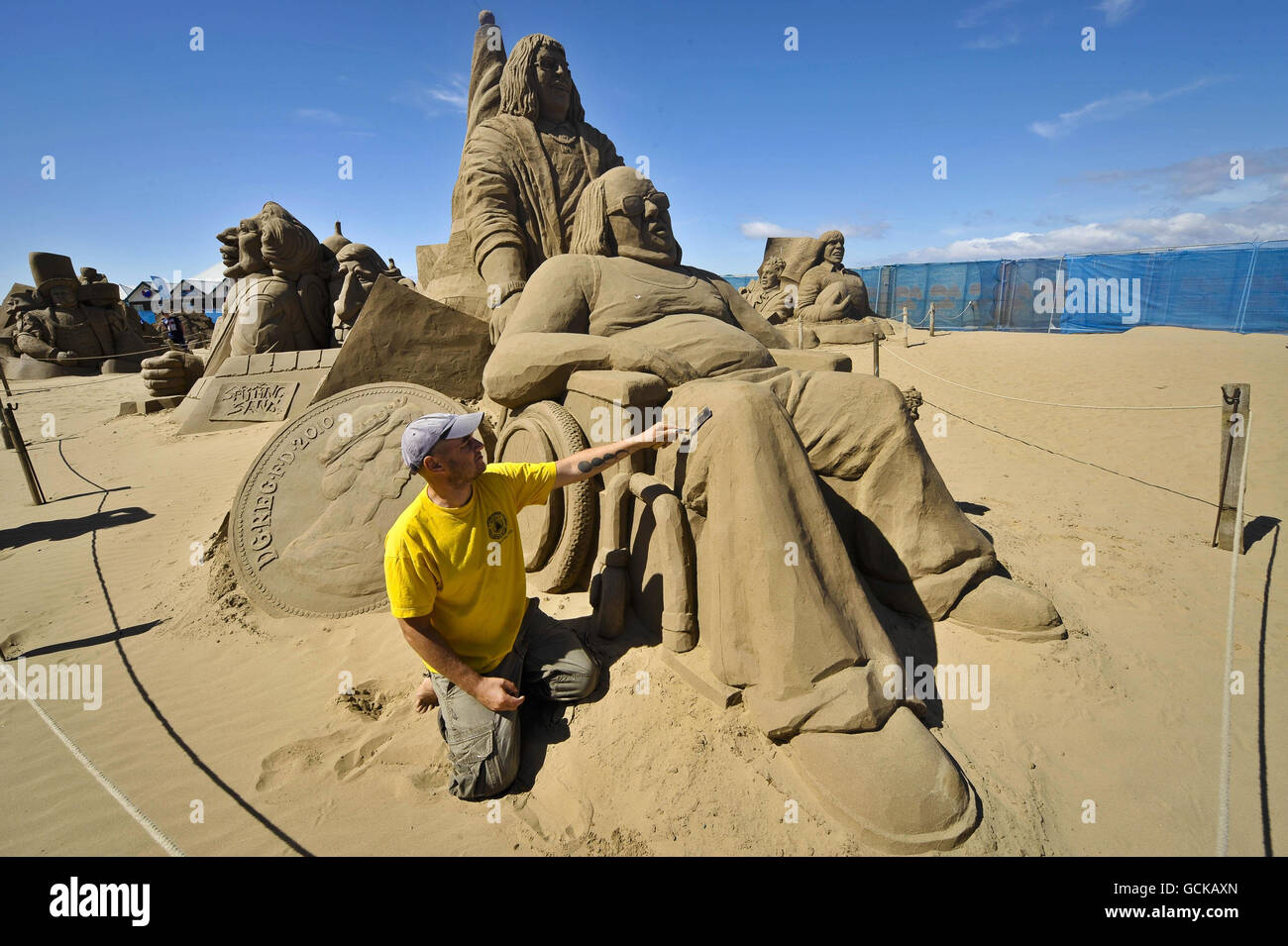 Sculpture sur sable et artiste Baldrick Buckle, 38 ans, originaire de Leeds mais maintenant vit aux pays-Bas, travaille sur sa sculpture des personnages de Little Britain Lou et Andy dans le Weston-super-Mare Sand Sculpture Festival sur la plage, qui cette année a le thème et la célébration de toutes choses britanniques. Banque D'Images