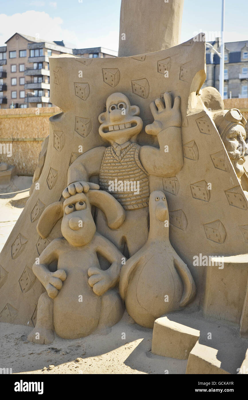 Une sculpture de Wallace et de Gromit dans le Weston-super-Mare Sand Sculpture Festival sur la plage, qui cette année a le thème et la célébration de toutes choses britanniques. Banque D'Images
