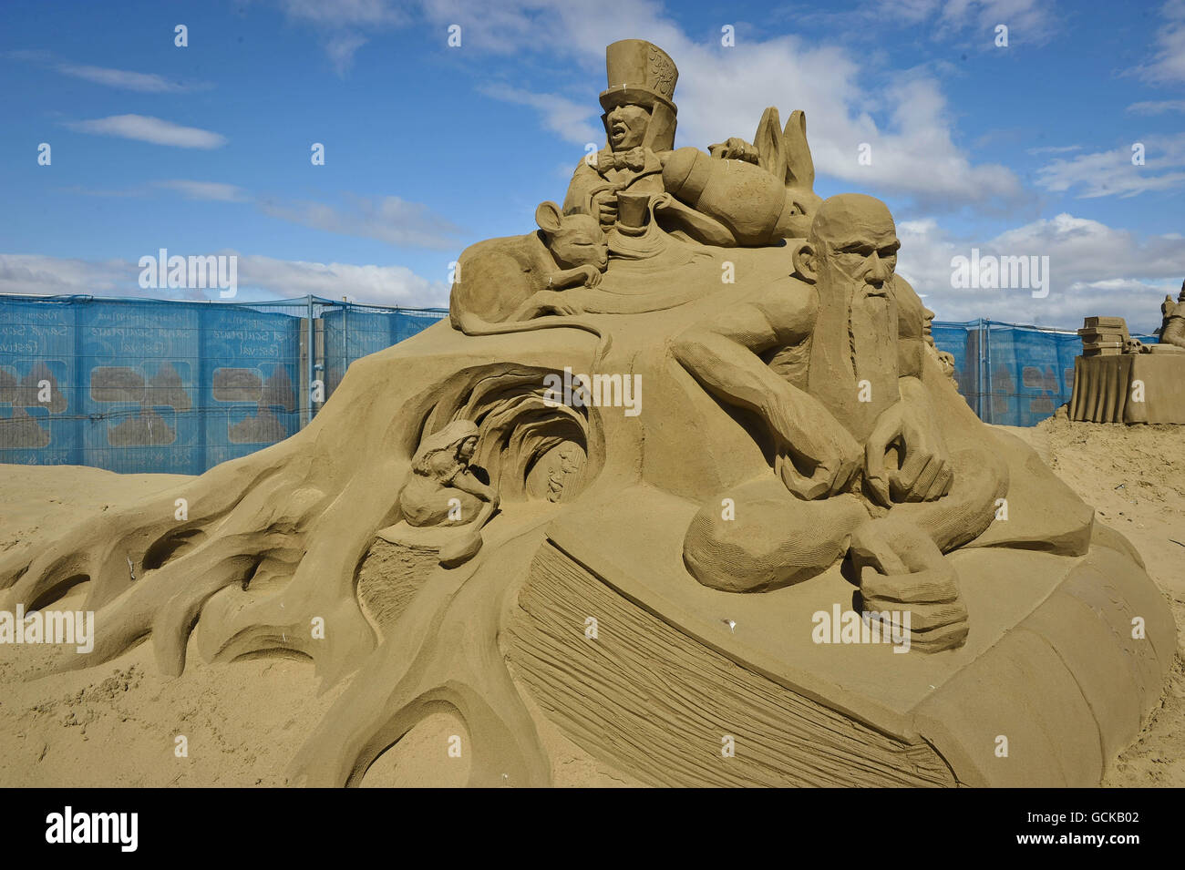 Une sculpture d'Alice au pays des merveilles dans le Weston-super-Mare Sand Sculpture Festival sur la plage, qui cette année a le thème et la célébration de toutes choses britanniques. Banque D'Images