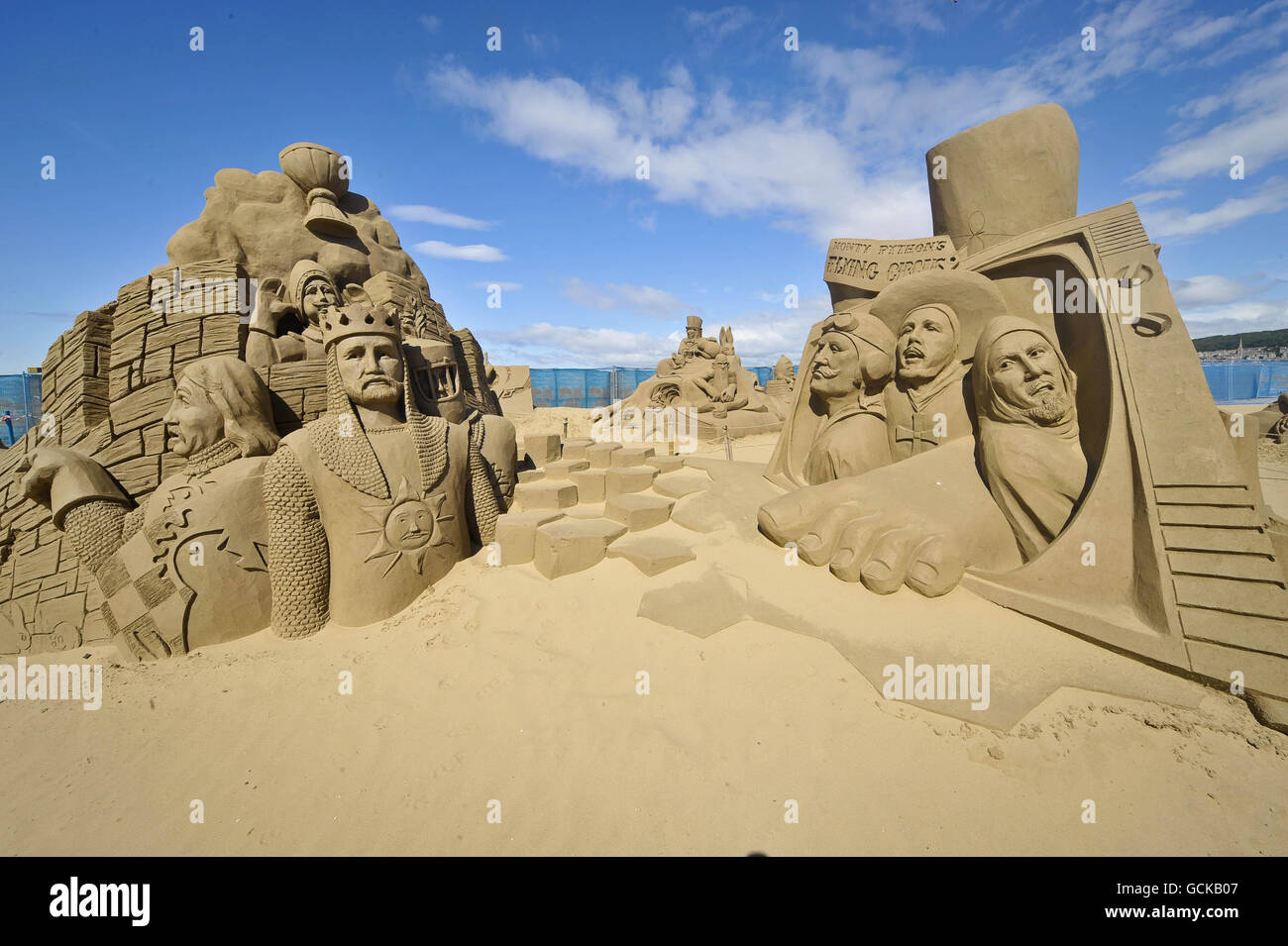 Une sculpture des Monty Python provenant du film The Holy Graal (à gauche) et de la série télévisée Monty pythons Flying Circus dans le Weston-super-Mare Sand Sculpture Festival sur la plage, qui cette année a le thème et la célébration de toutes choses britanniques. Banque D'Images