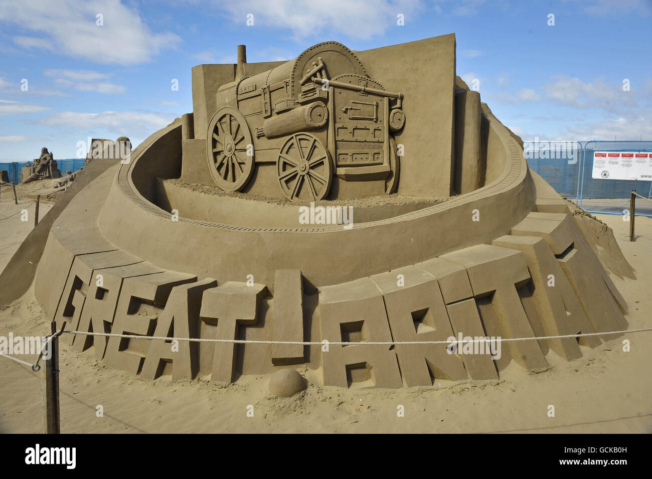 Une sculpture du Rocket de Stephenson dans le Weston-super-Mare Sand Sculpture Festival sur la plage, qui cette année a le thème et la célébration de toutes choses britanniques. Banque D'Images