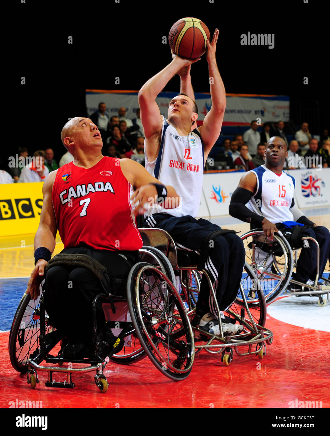 Ian Sagar (au centre), en Grande-Bretagne, tire pour le panier lors du basketball en fauteuil roulant à la coupe du monde paralympique BT à Sport City, Manchester. Banque D'Images