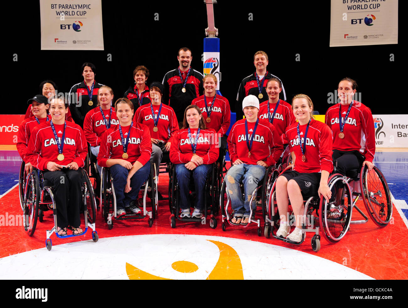 Le Canada pose pour une photo après le match de basketball en fauteuil roulant lors de la coupe du monde paralympique BT à Sport City, Manchester. Banque D'Images