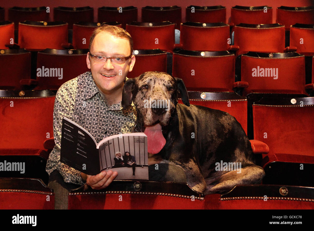 Directeur artistique du Ulster Bank Dublin Theatre Festival, Loughlin Deegan avec Toby a Great Dane au lancement du Ulster Bank Dublin Theatre Festival au Gaïety Theatre. Banque D'Images