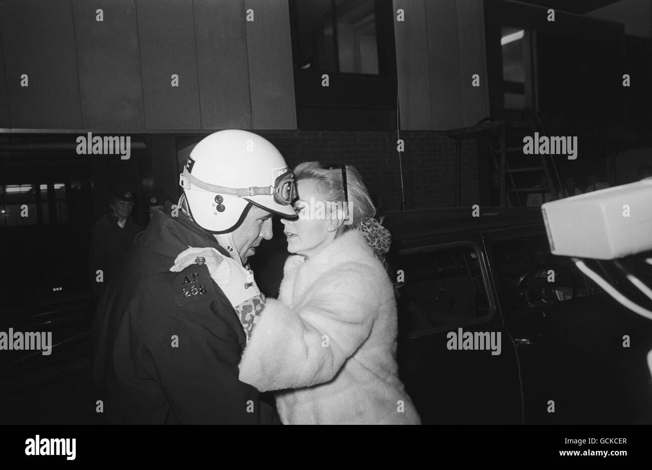 Actrice ZSA ZSA Gabor avec un policier d'aéroport à l'arrivée à l'aéroport de Heathrow, sur un vol de Majorque. Avec des jambes et des poignets bandés, l'actrice a prétendu avoir été battue par cinq policiers espagnols. Quand elle est sortie de l'avion, elle a refusé de monter à bord de l'autocar de la compagnie aérienne et s'est assise sur les marches de l'avion. Elle a ensuite été envoyée à l'hôpital St George pour faire la radiographie de ses poignets et de ses chevilles. Banque D'Images