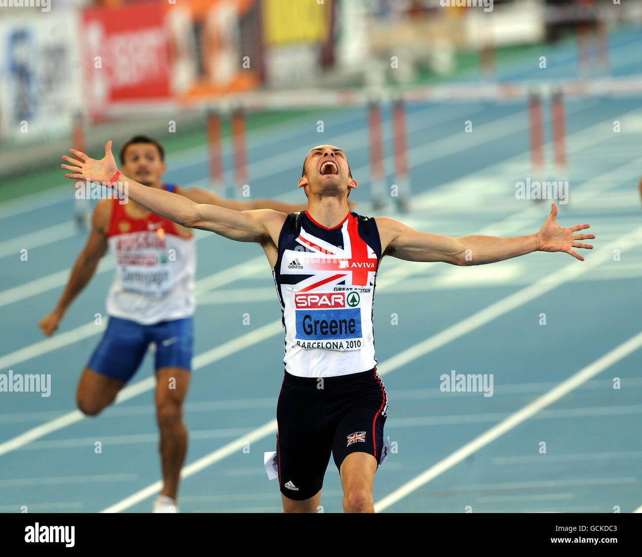 David Greene, en Grande-Bretagne, célèbre la victoire des 400 mètres haies pour hommes lors du cinquième jour des championnats d'Europe au stade olympique de Barcelone, en Espagne. Banque D'Images