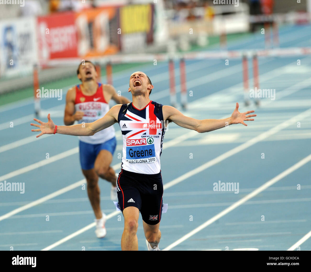 David Greene, en Grande-Bretagne, célèbre la victoire des 400 mètres haies des hommes lors de cinq des championnats d'Europe au stade olympique de Barcelone, en Espagne. Banque D'Images