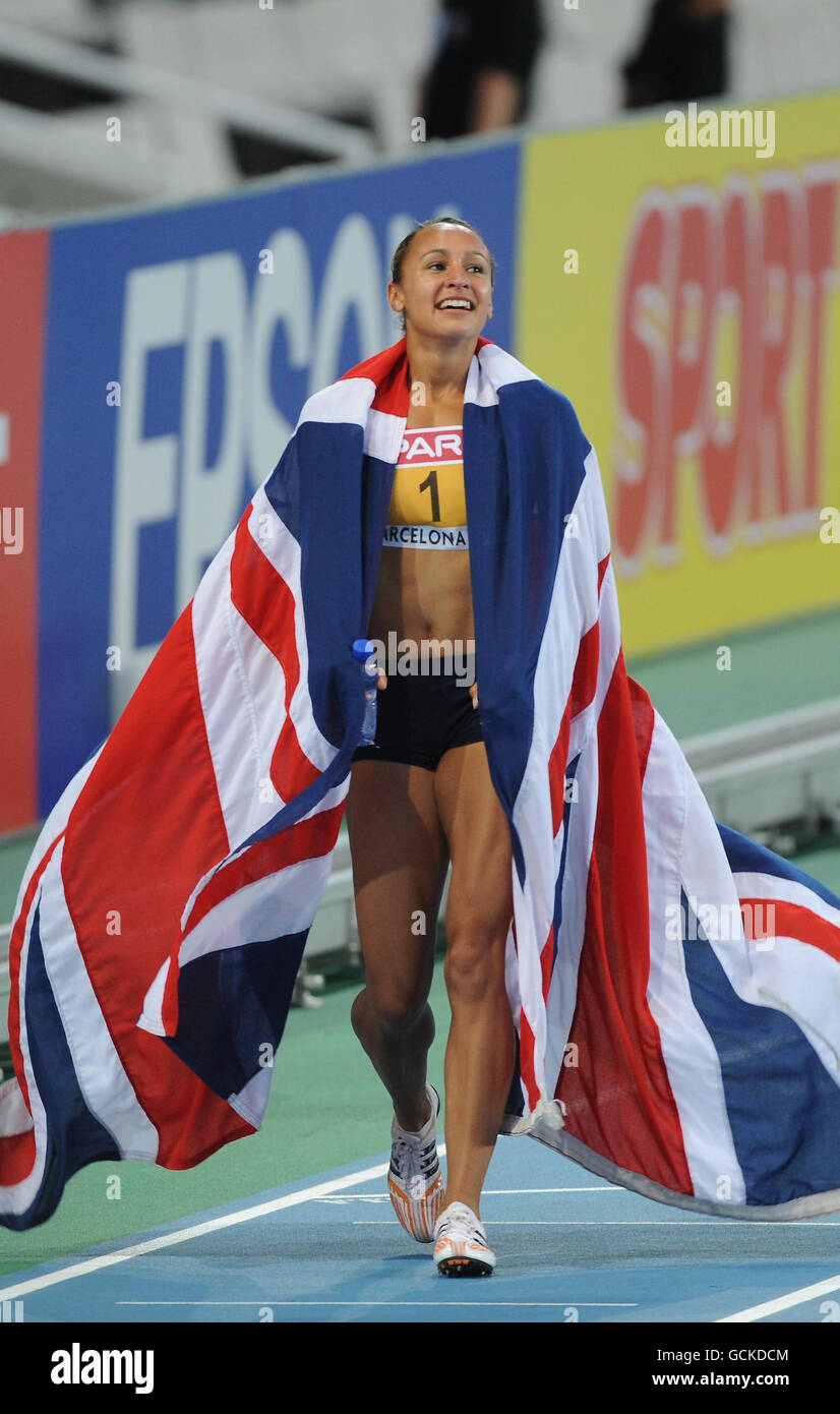 Jessica Ennis, en Grande-Bretagne, célèbre la victoire de l'Heptathlon féminin lors du cinquième jour des championnats d'Europe au stade olympique de Barcelone, en Espagne. Banque D'Images