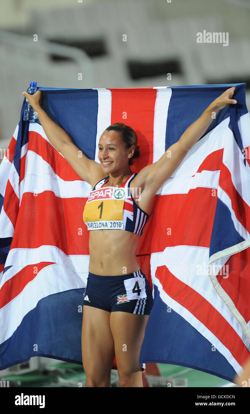 Jessica Ennis, en Grande-Bretagne, célèbre la victoire de l'Heptathlon féminin lors du cinquième jour des championnats d'Europe au stade olympique de Barcelone, en Espagne. Banque D'Images