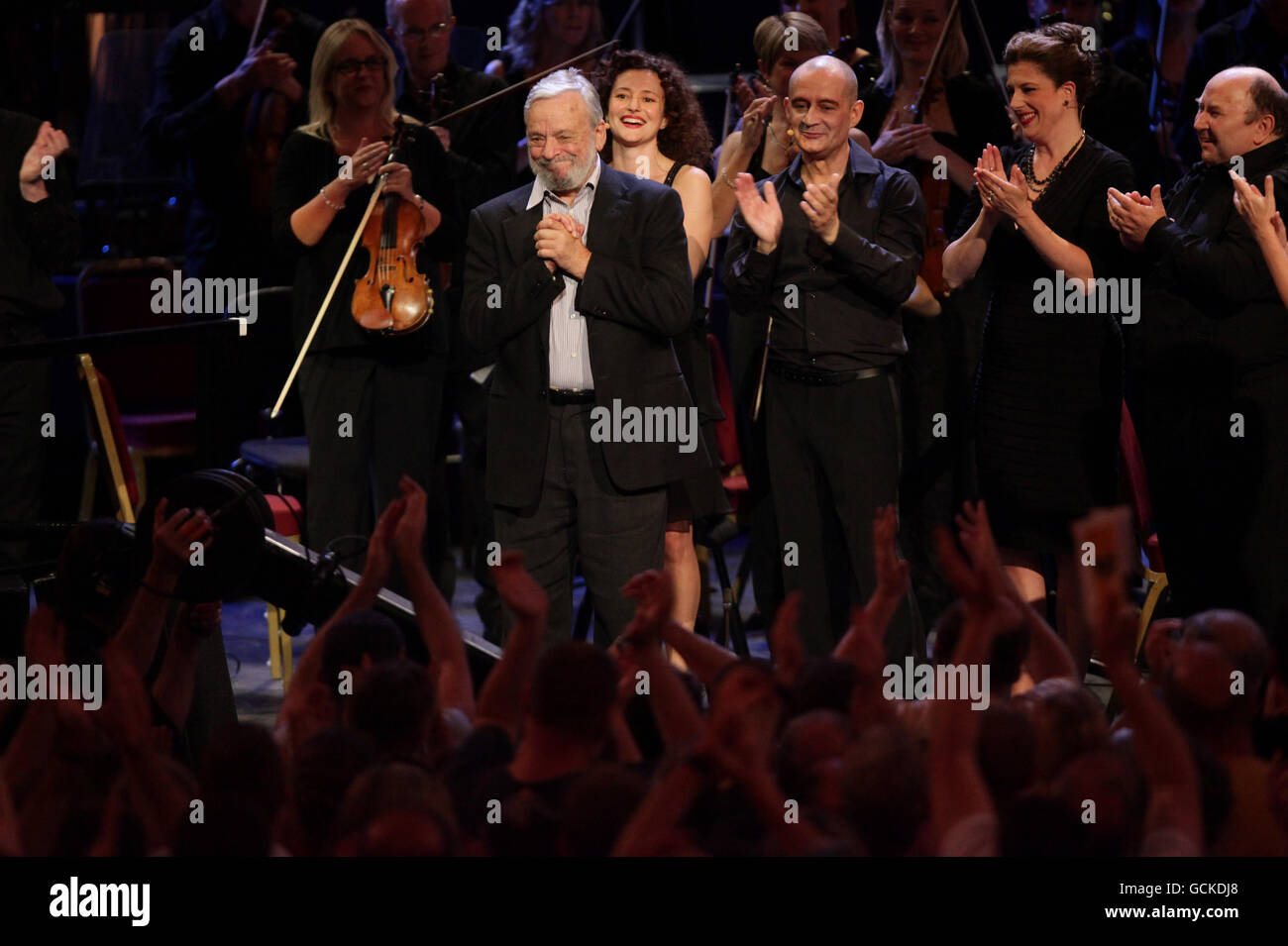 Stephen Sondheim se fait applaudir lors de la finale de BBC Proms n°19 - Stephen Sondheim à 80 ans - au Royal Albert Hall dans le centre de Londres. Banque D'Images