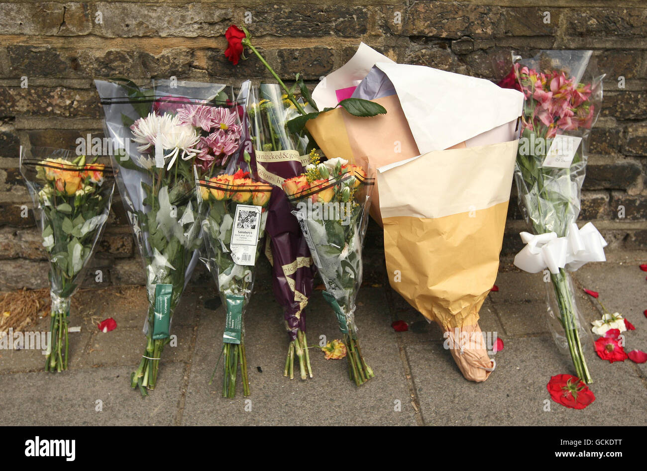 Adolescent poignardé dans West Norwood.Fleurs à la Park Campus School de West Norwood, dans le sud de Londres, où Zac Olumégbon, 15 ans, a été poignardé à mort. Banque D'Images