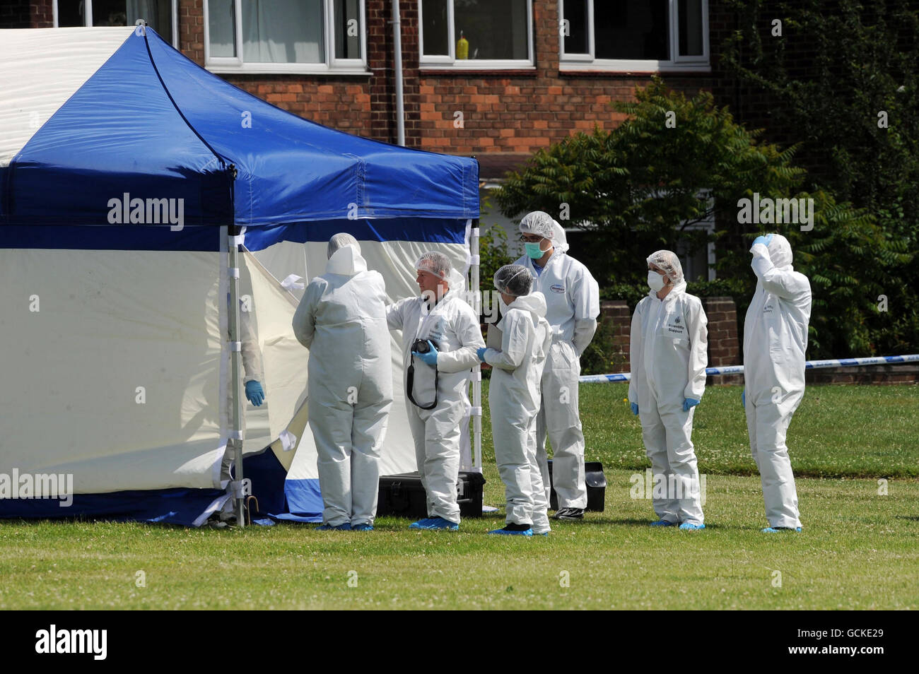 Tirs de Gateshead.Des policiers médico-légaux travaillent sur les lieux d'une double fusillade dans la région de Vigo à Birtley près de Gateshead. Banque D'Images