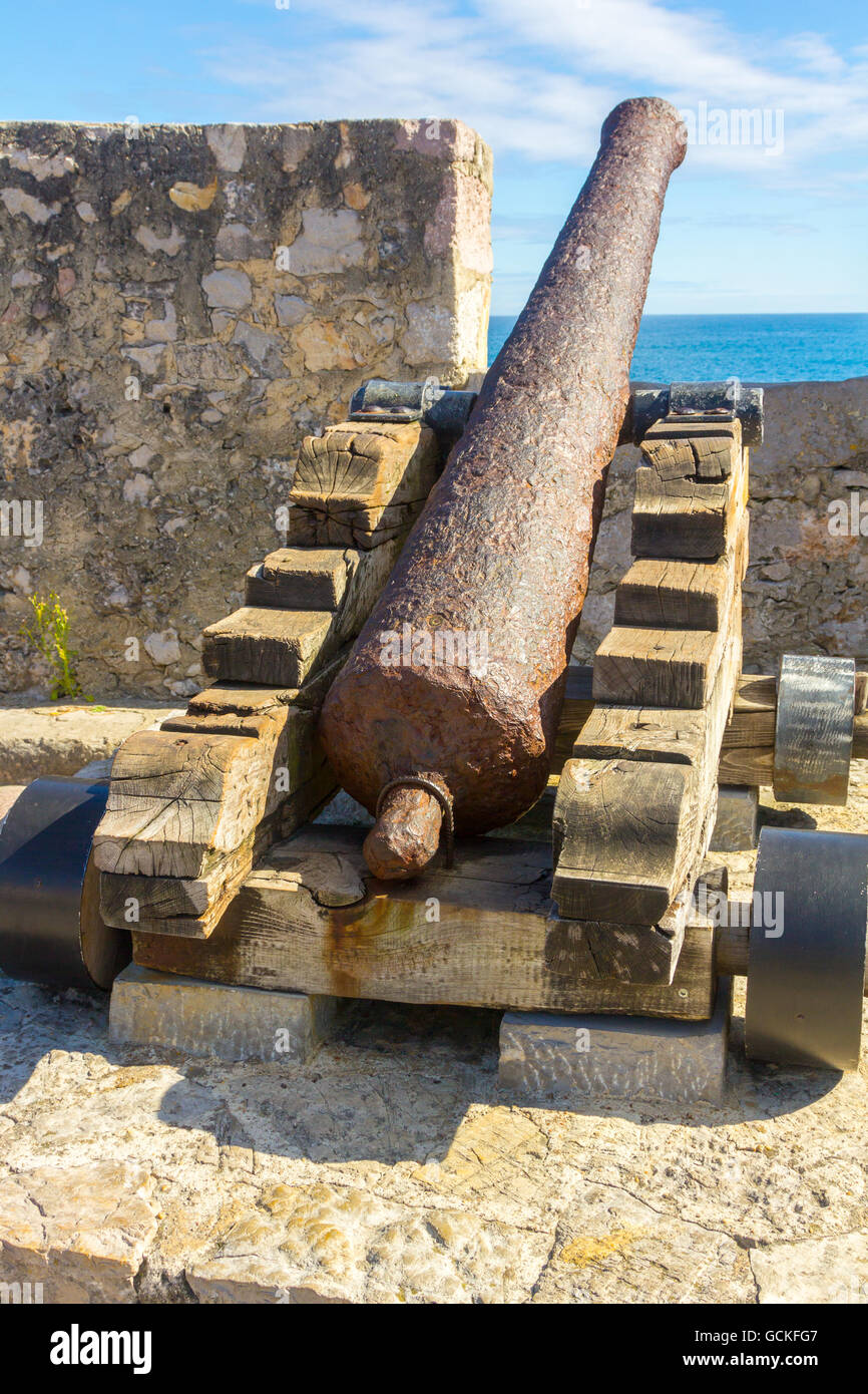 Vieille et antique de défense côtière Cannon Banque D'Images