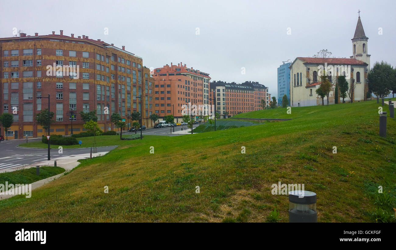 Église moderne dans un parc dans la ville de Oviedo, Espagne Banque D'Images