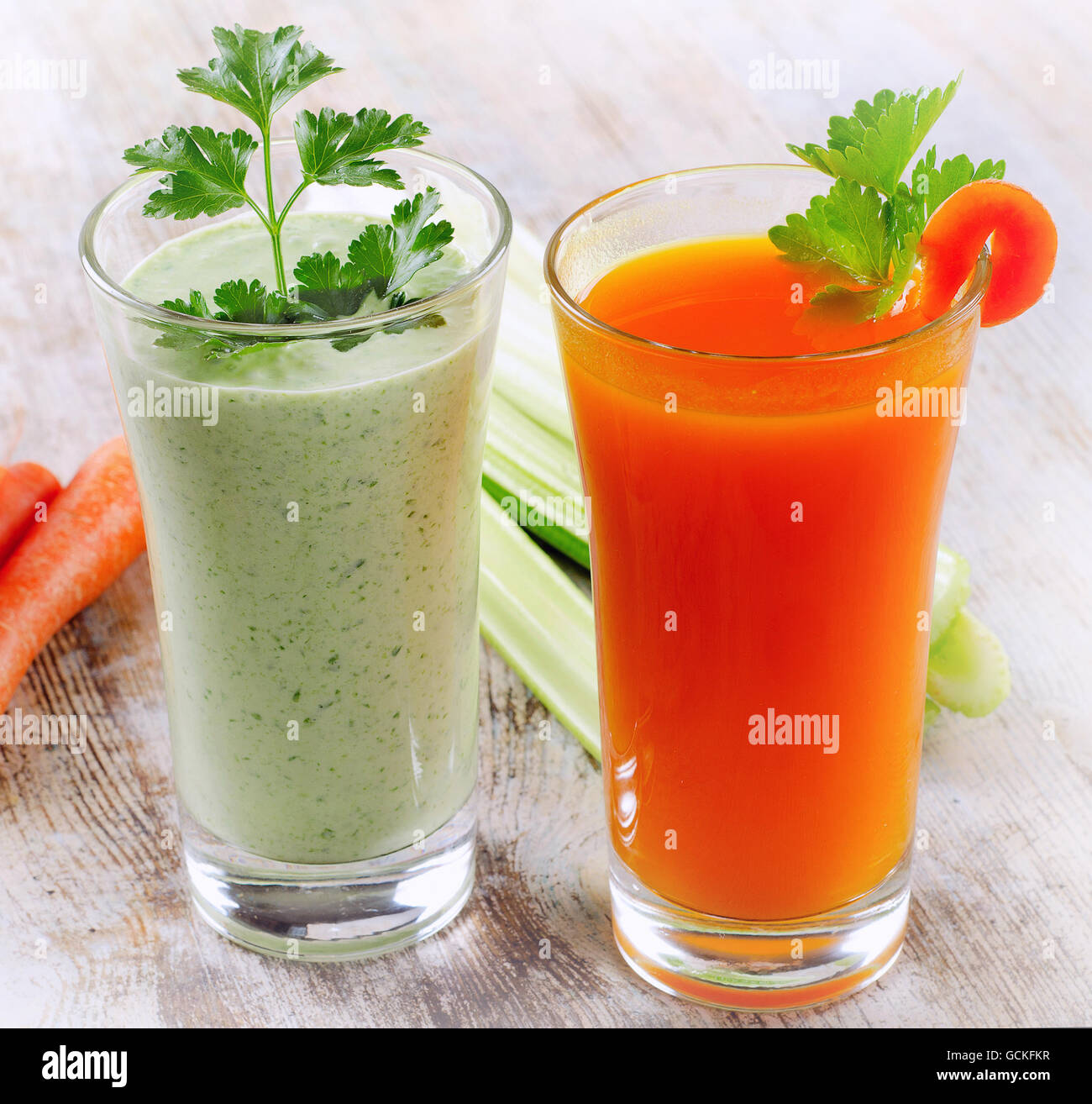 Des boissons saines - Green smoothie de légumes et jus de carotte sur une table en bois. selective focus Banque D'Images