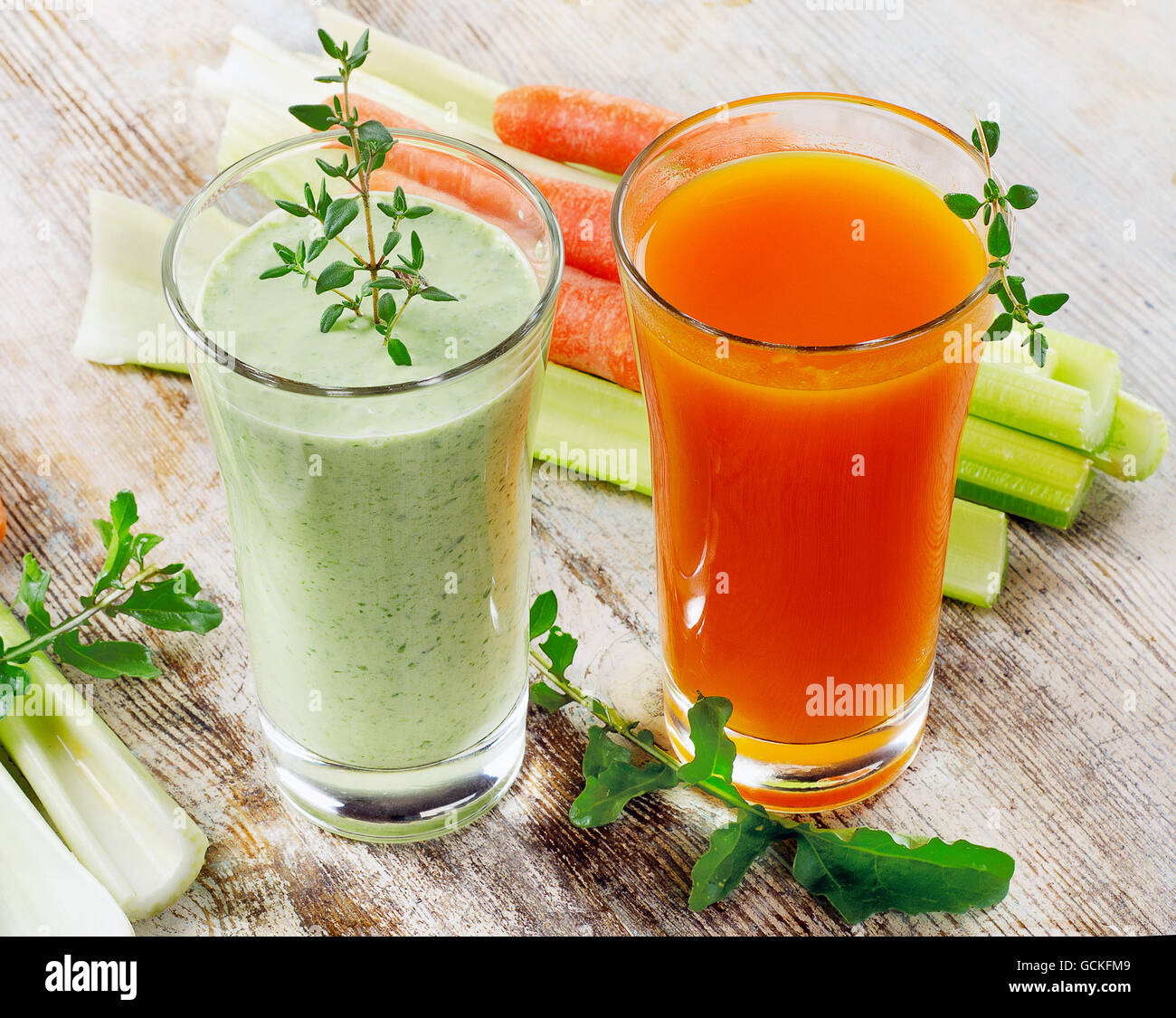 Des boissons saines - Green smoothie de légumes et jus de carotte . Selective focus Banque D'Images