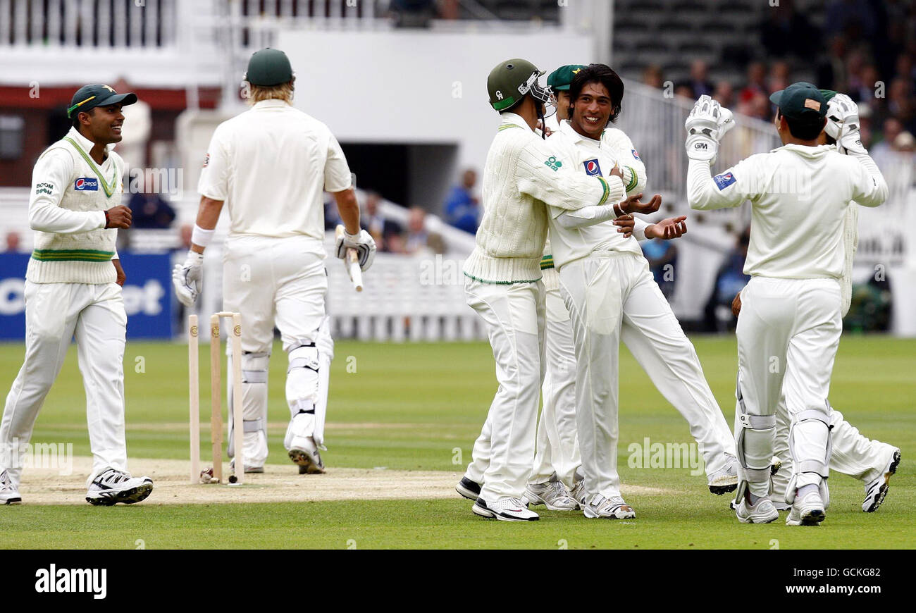 Le Mohammad Aamer du Pakistan célèbre le bowling Shane Watson lors du premier Test Match au terrain de cricket de Lord, Londres. Banque D'Images