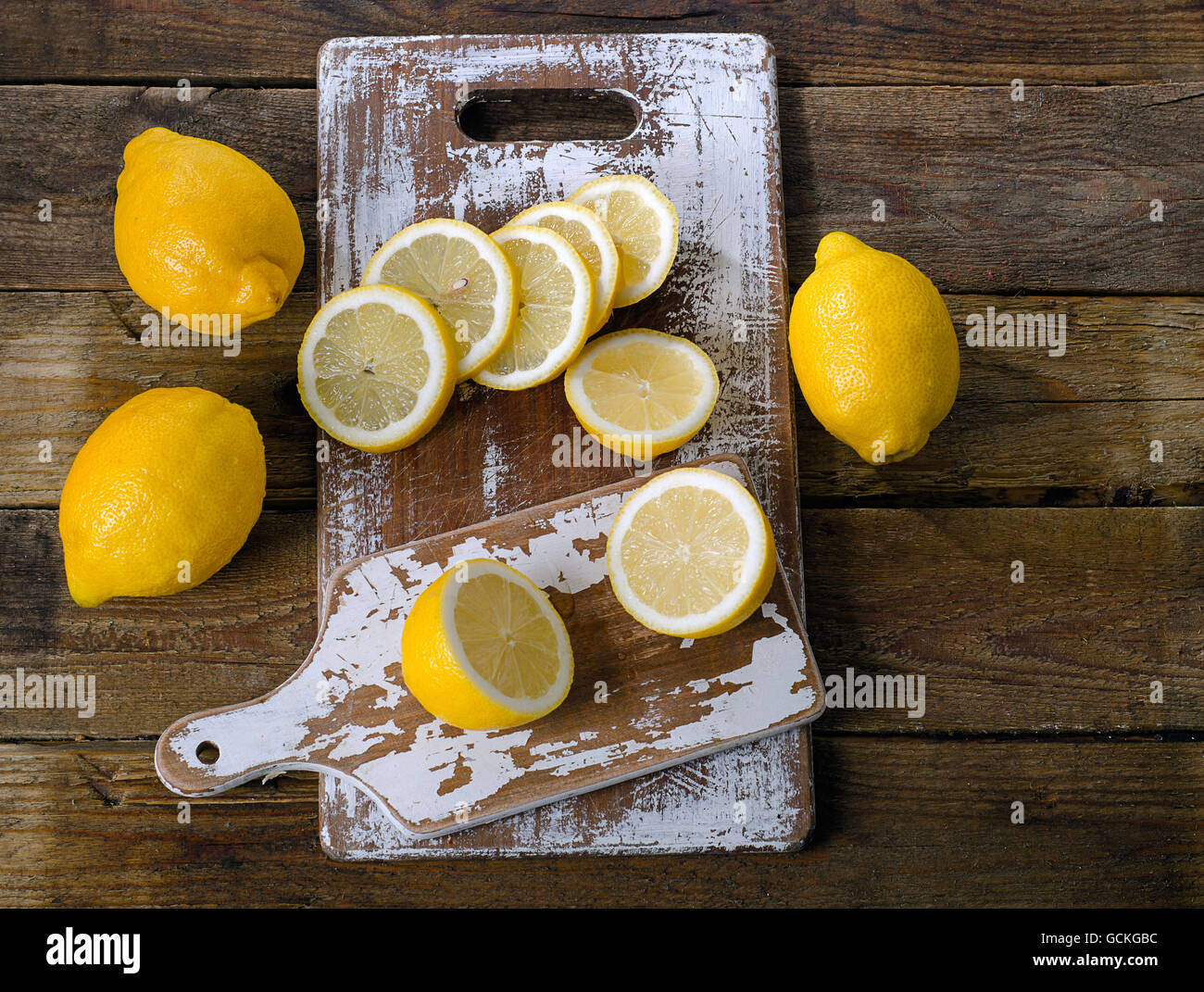 Citrons frais sur une planche en bois vintage. Vue d'en haut Banque D'Images