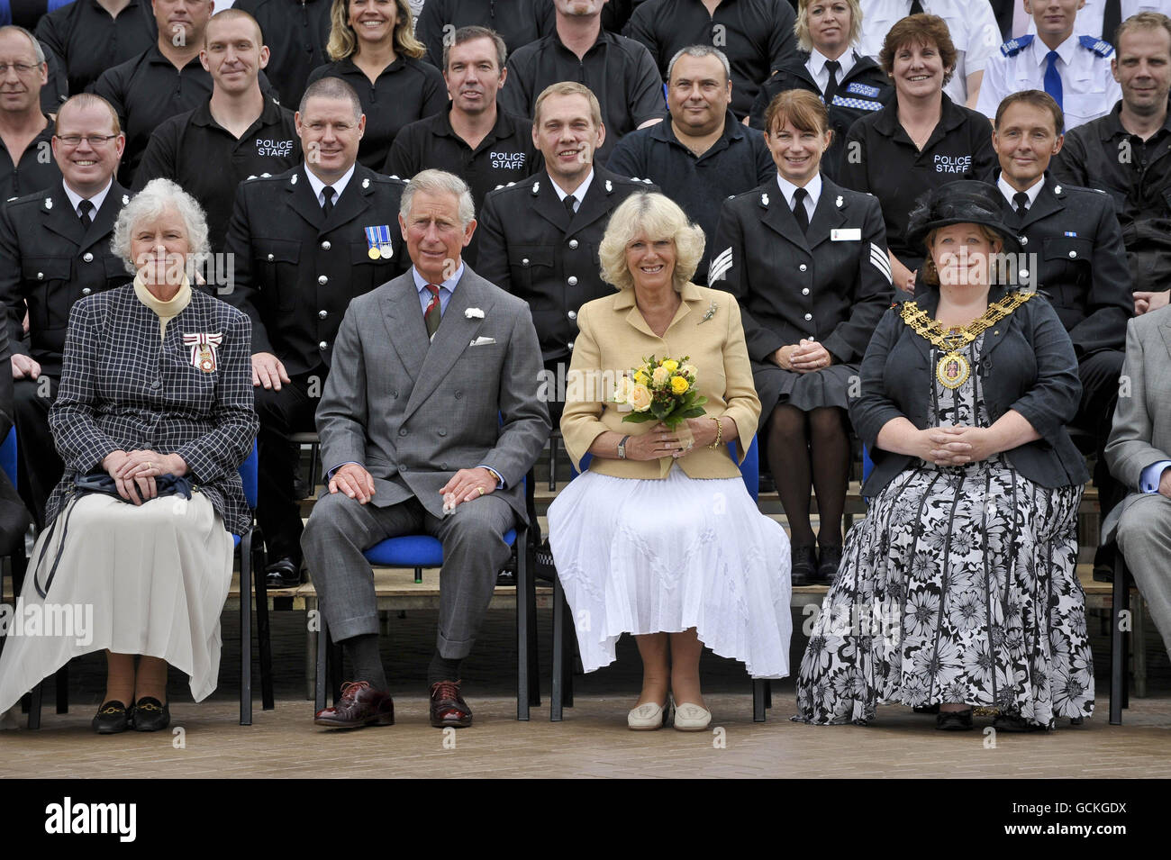 Le prince de Galles et la duchesse de Cornwall posent pour une photo de groupe lors d'une visite au centre de police de Bodmin à Bodmin, en Cornouailles. Banque D'Images