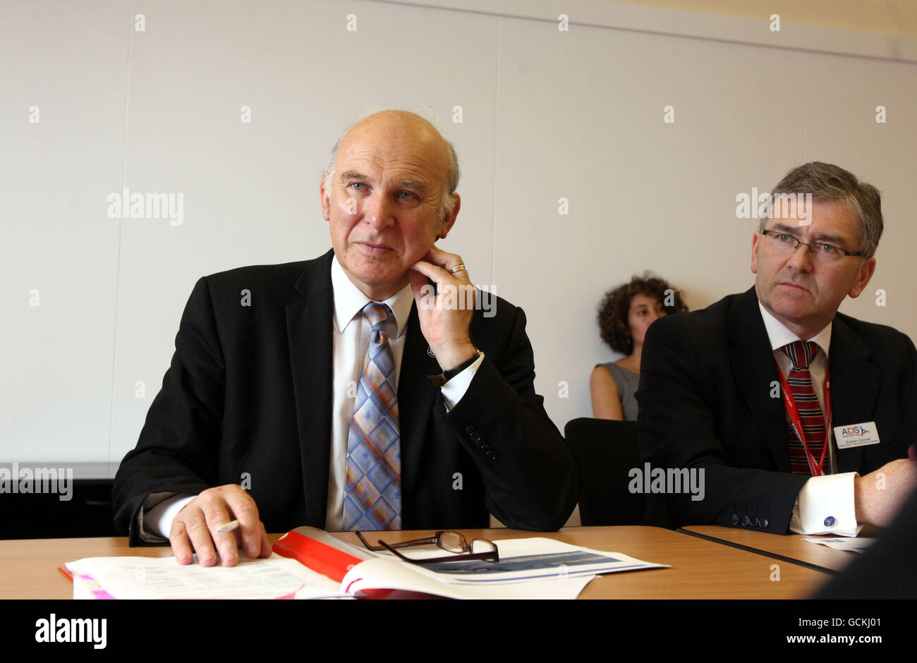 Vince Cable, secrétaire d'entreprise (à gauche), discute avec Airbus et les compagnies aérospatiales lorsqu'il ouvre le salon international de l'aéronautique de Farnborough, dans le Hampshire. Banque D'Images