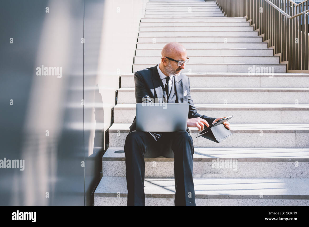 Homme d'affaires contemporain d'âge moyen Banque D'Images