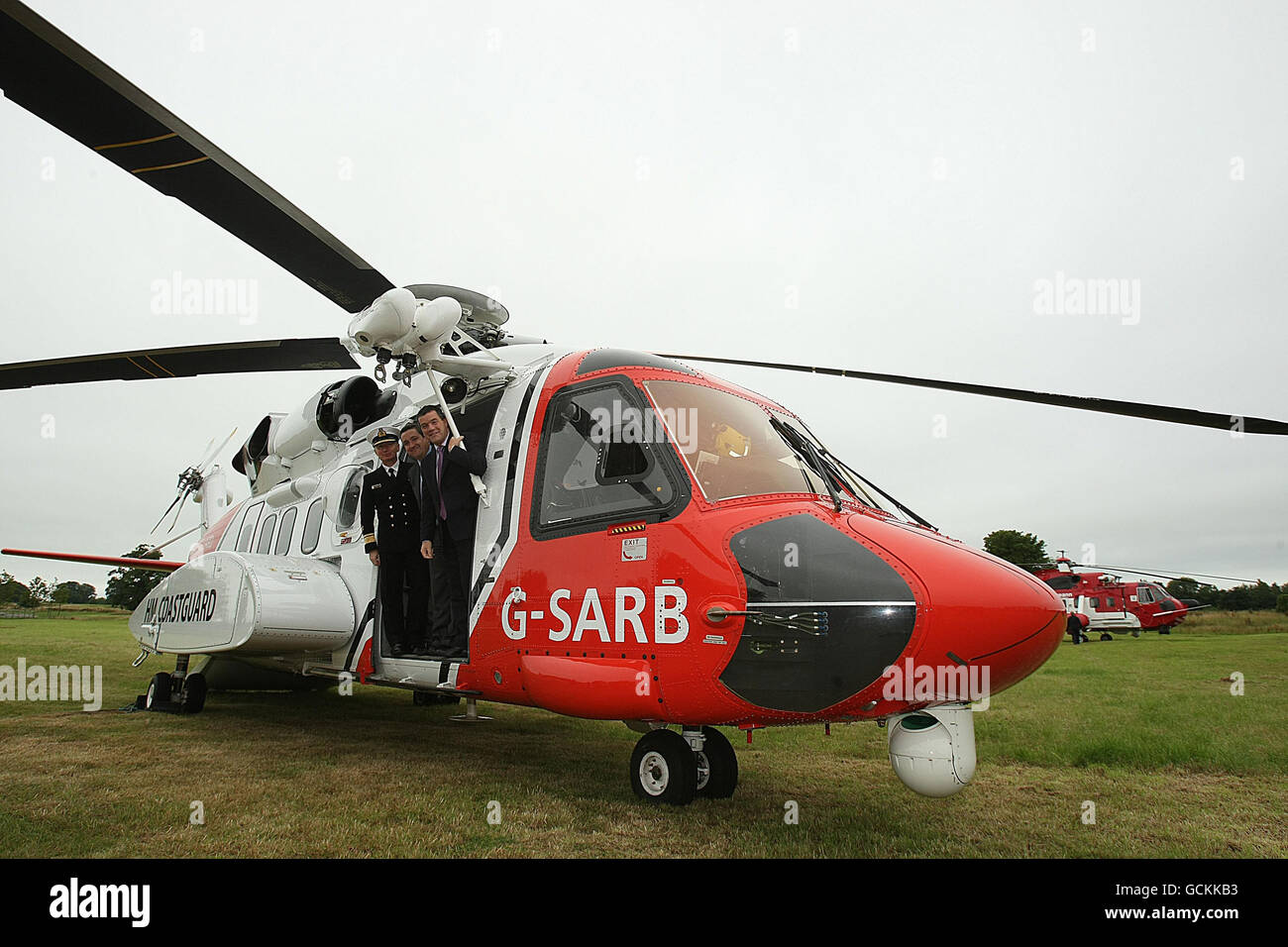 Le ministre des Transports Noel Dempsey avec le directeur de la garde-côtes irlandaise, Chris Reynolds (à gauche) et le directeur de CHC Ireland, Mark Kelly (au centre) à la porte du nouvel hélicoptère Sikorsky S-92A dans le parc de l'hôtel Moyvalley à Co Meath à l'occasion d'un contrat de 500 millions d'euros entre la Garde côtière irlandaise et CHC Irlande. Banque D'Images