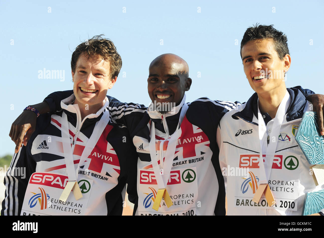 Mo Farah (au centre) et Chris Thompson, tous deux de Grande-Bretagne, médaillés d'or, et Daniele Meucci, de l'Italie, lauréate de médaille de bronze après avoir participé à la finale de la course de 10 000 m pendant le deuxième jour des championnats d'Europe au stade olympique de Barcelone, en Espagne. Banque D'Images