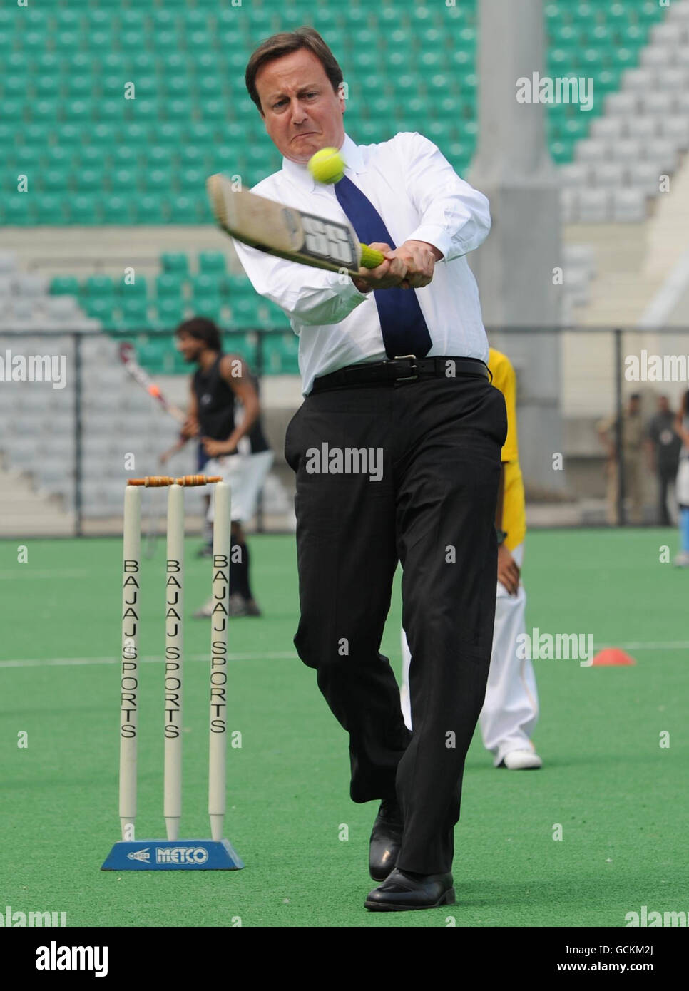 Le Premier ministre David Cameron joue au cricket avec des écoliers locaux au stade national de hockey du Major Dhyan Chand à Delhi, le dernier jour d’un voyage de trois jours en Inde. Banque D'Images