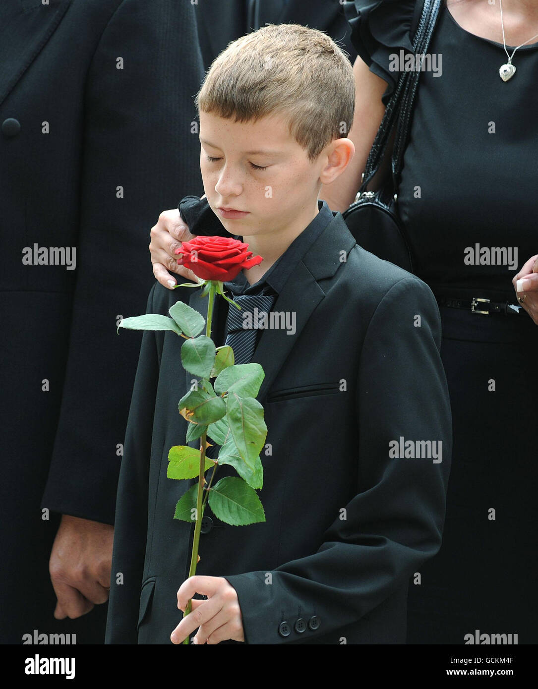 Jack Leverett, le plus jeune frère du cavalier James Leverett, porte une rose alors qu'il suit le cercueil de son frère dans l'église pour son service funéraire, tenu à la cathédrale de Sheffield, à Sheffield. Banque D'Images