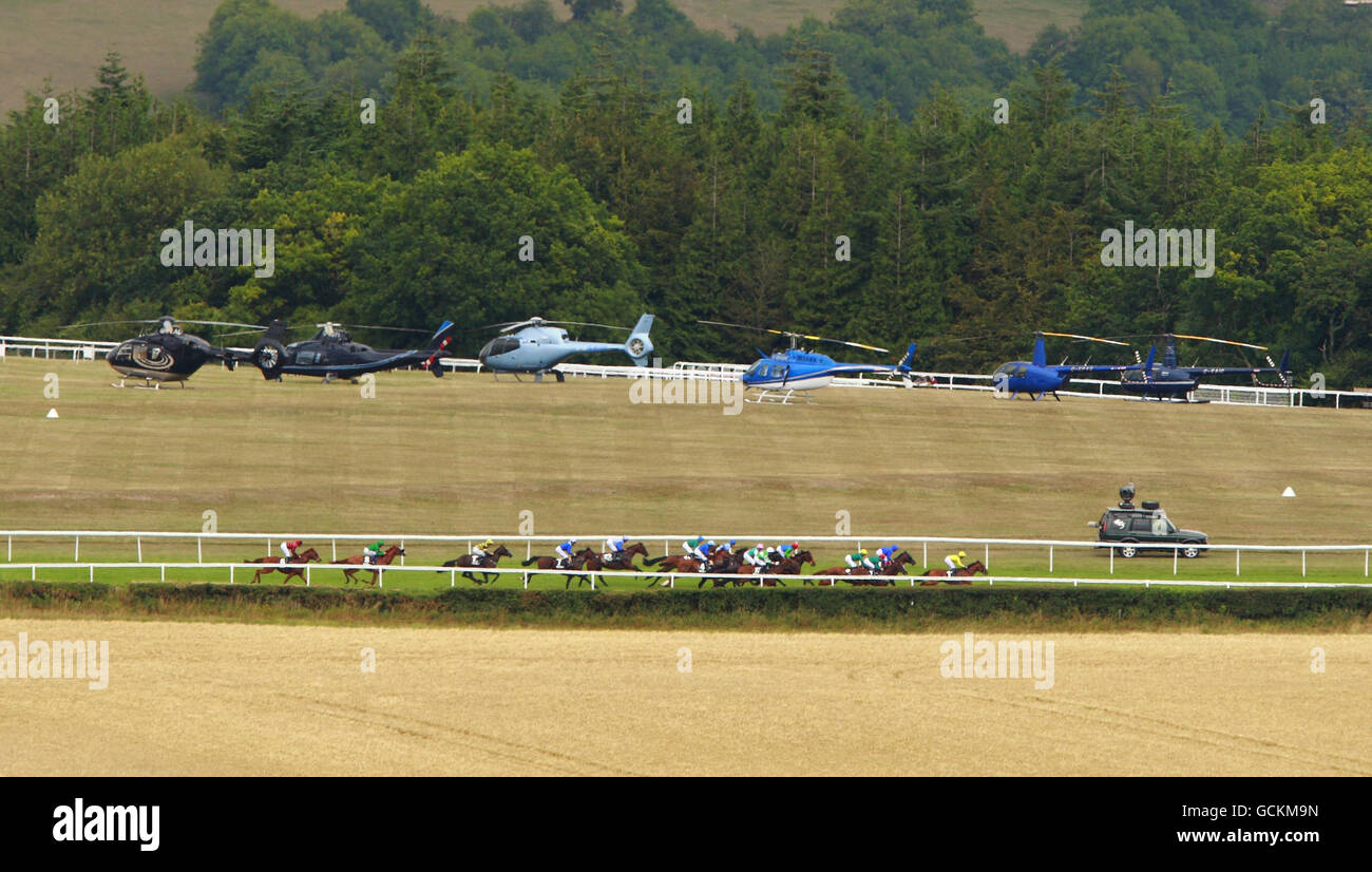 Le terrain a passé une flotte d'hélicoptères pour la coupe Artemis Goodwood pendant le troisième jour de la glorieuse Goodwood à l'hippodrome de Goodwood, Chichester. Banque D'Images