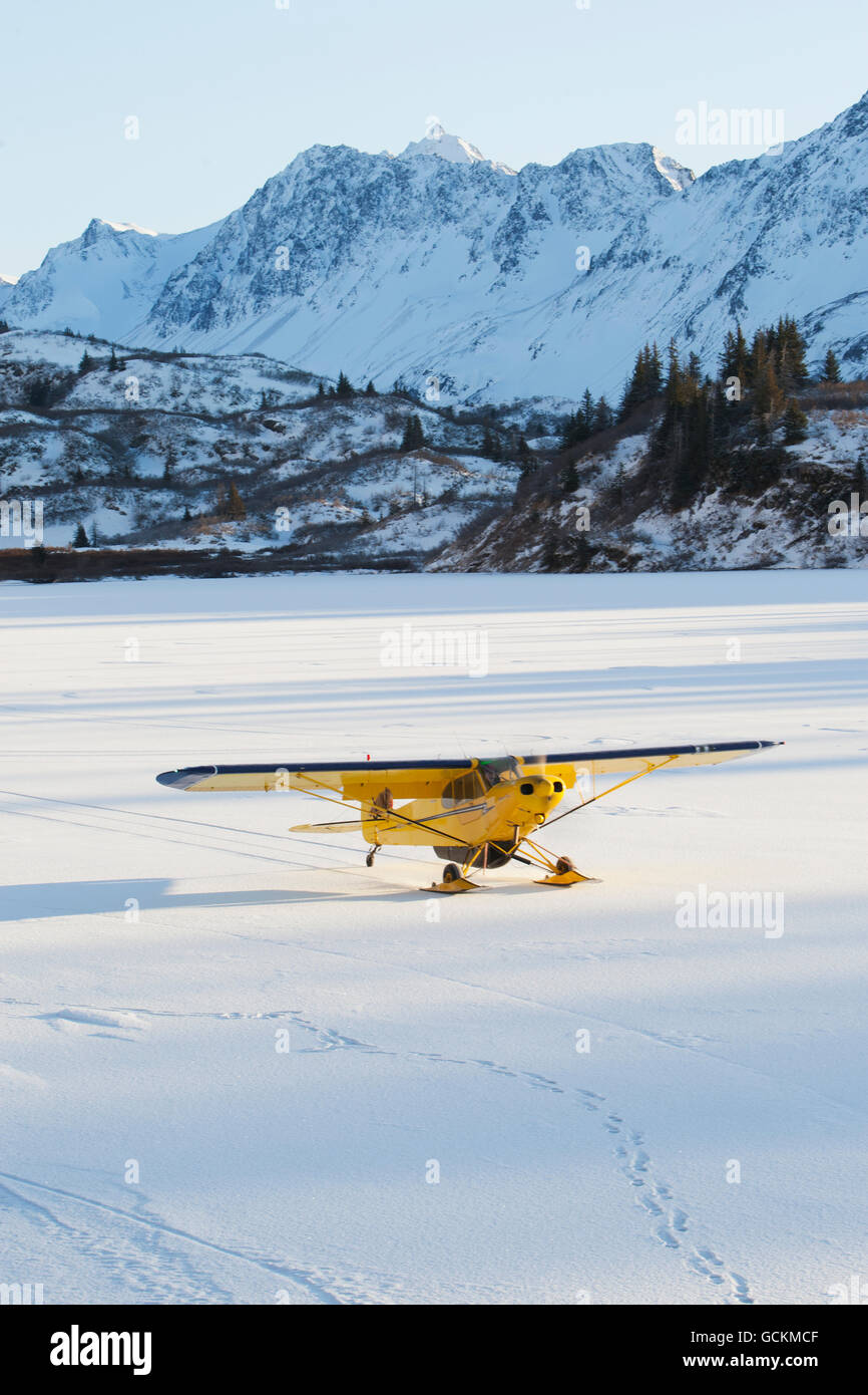 Piper PA-18 Super Cub sur les skis avec les montagnes en arrière-plan de Kenai, Southcentral Alaska. Banque D'Images