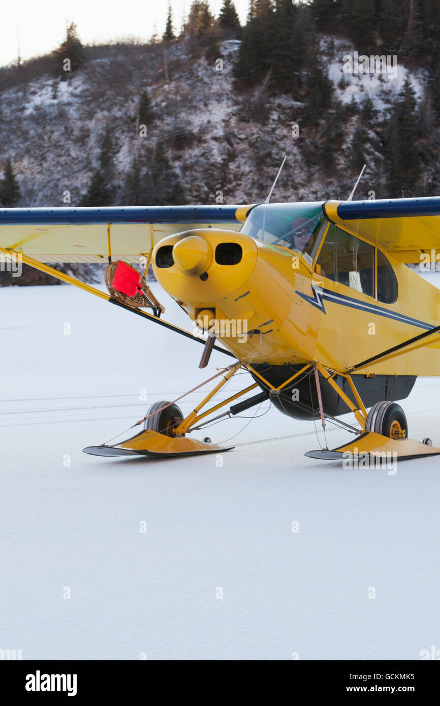 Piper PA-18 Super Cub sur skis, Southcentral Alaska. Banque D'Images