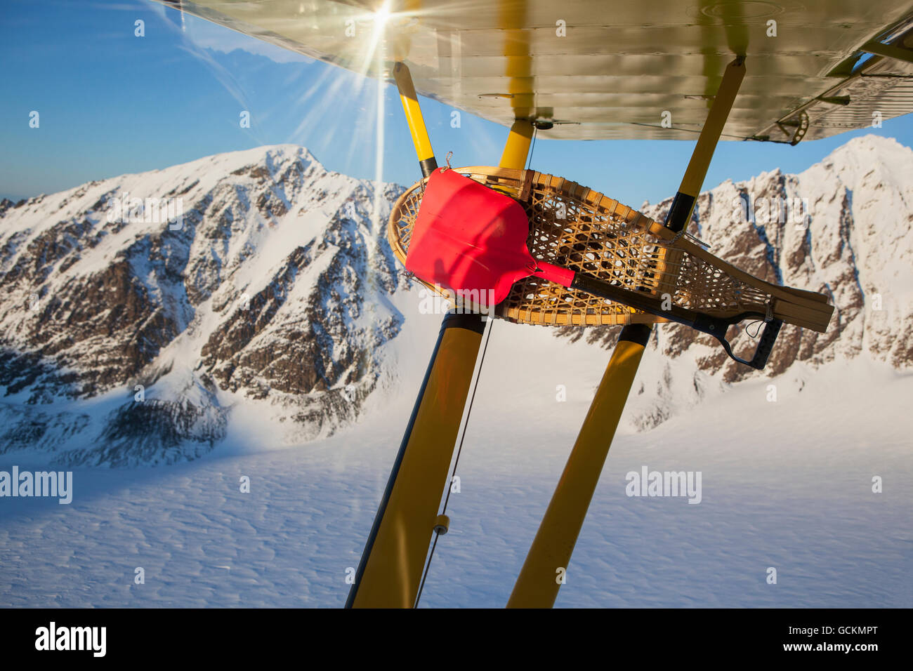Avis de raquettes traditionnelles liées à haubans d'aile d'un Piper PA-18 Super Cub en vol autour de la montagnes Kenai, Alaska Banque D'Images