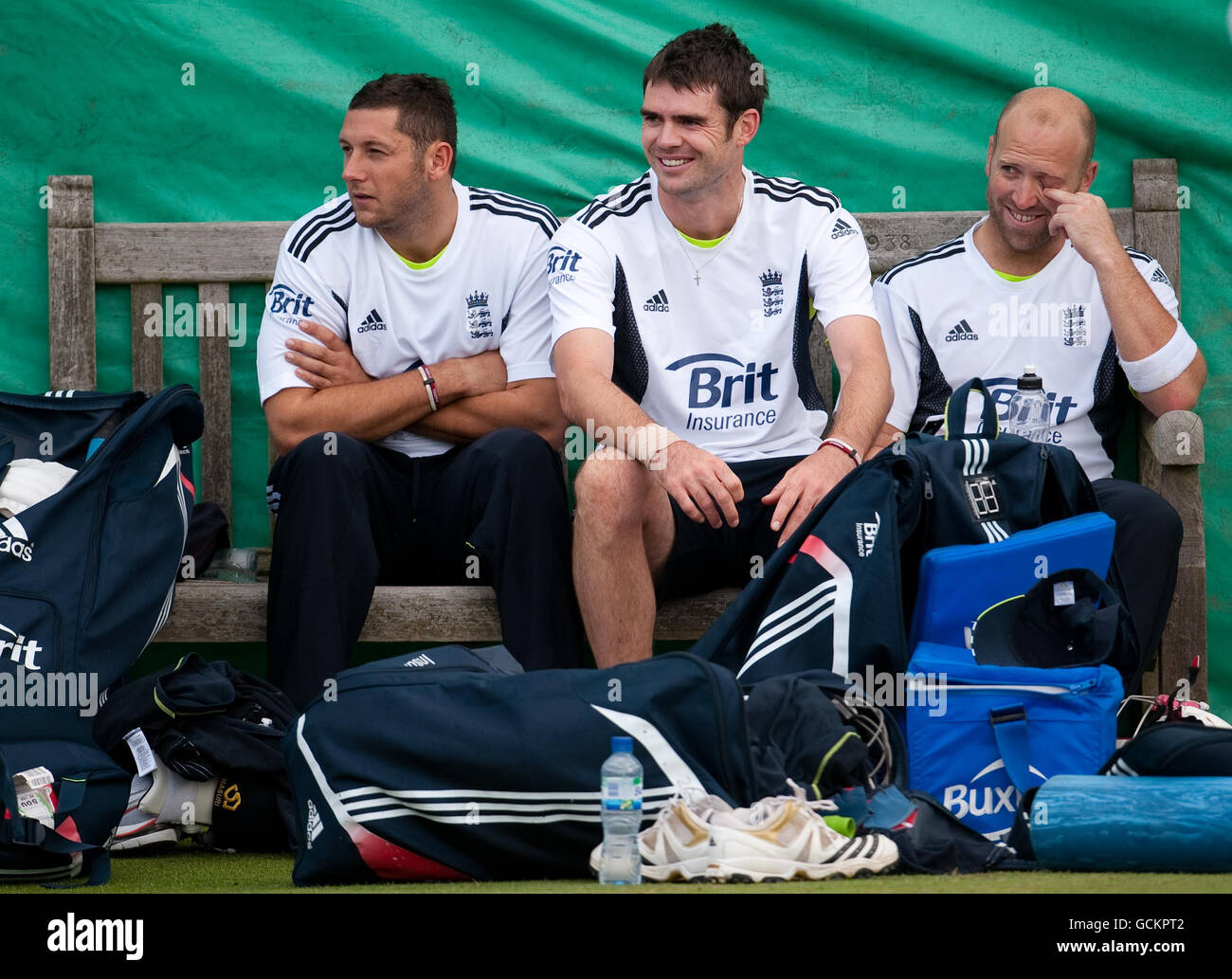 Cricket - npower second Test - Angleterre v Pakistan - Angleterre filets session - deuxième jour - Edgbaston.Tim Bresnan (à gauche), James Anderson et Matt Prior (à droite) pendant la session de filets à Edgbaston, Birmingham. Banque D'Images