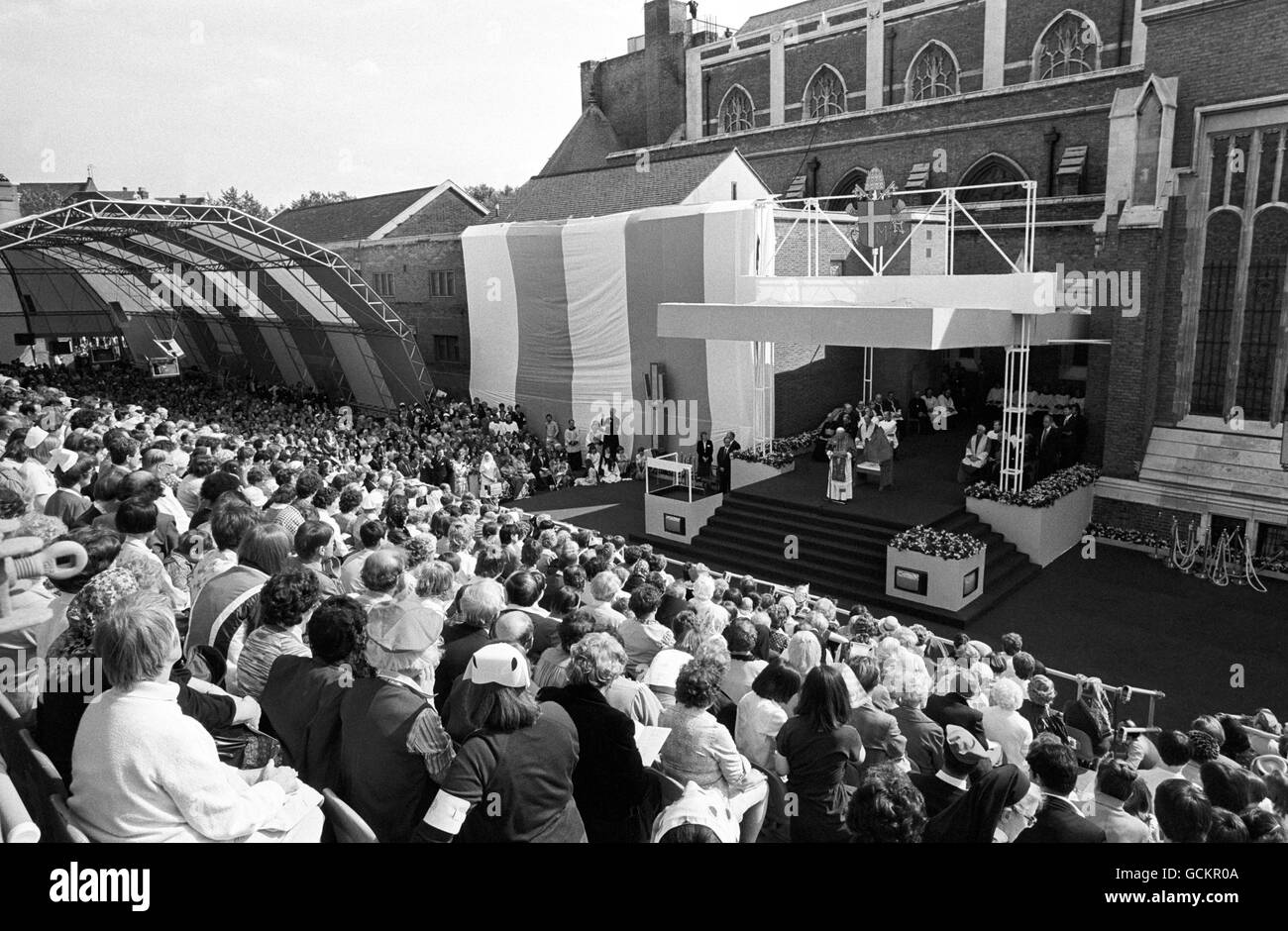 La scène à l'extérieur de la cathédrale catholique romaine de St George, Southwark comme le Pape Jean-Paul II (haut des marches) adresse la congrégation pendant un service pour les malades. Banque D'Images