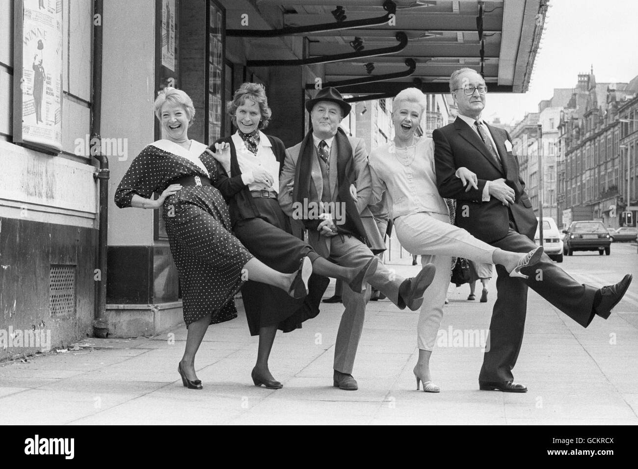 De gauche à droite, Lesley Duff, Virginia McKenna, Robert Hardy, Toni Palmer et Frank Thornton, membres de la troupe dans 'Winnie', un nouvel opéra sur Sir Winston Churchill. Banque D'Images