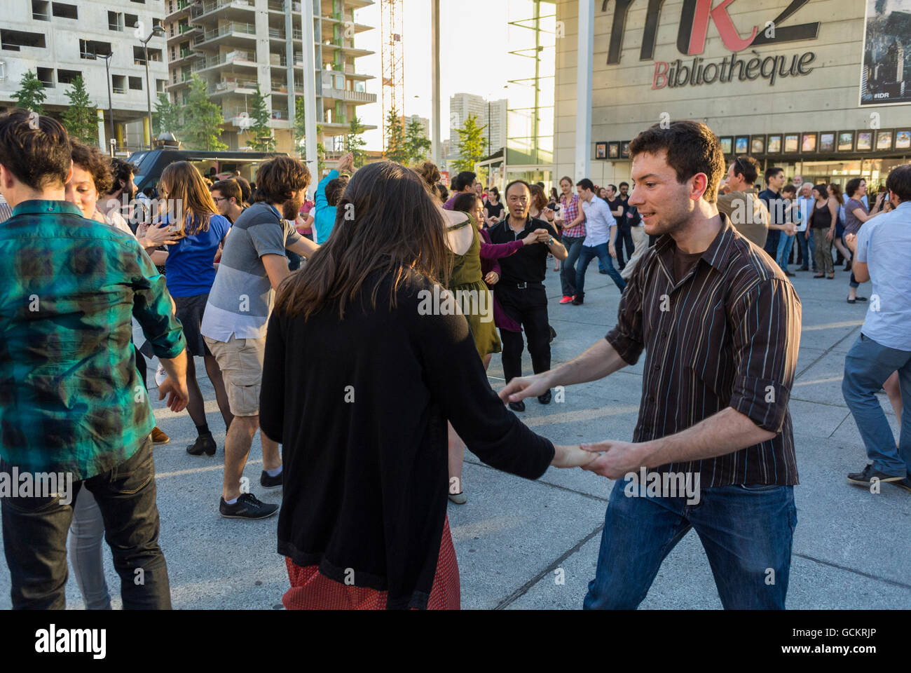 Paris, France, foule de couples français, Swing Dancing on Street dans