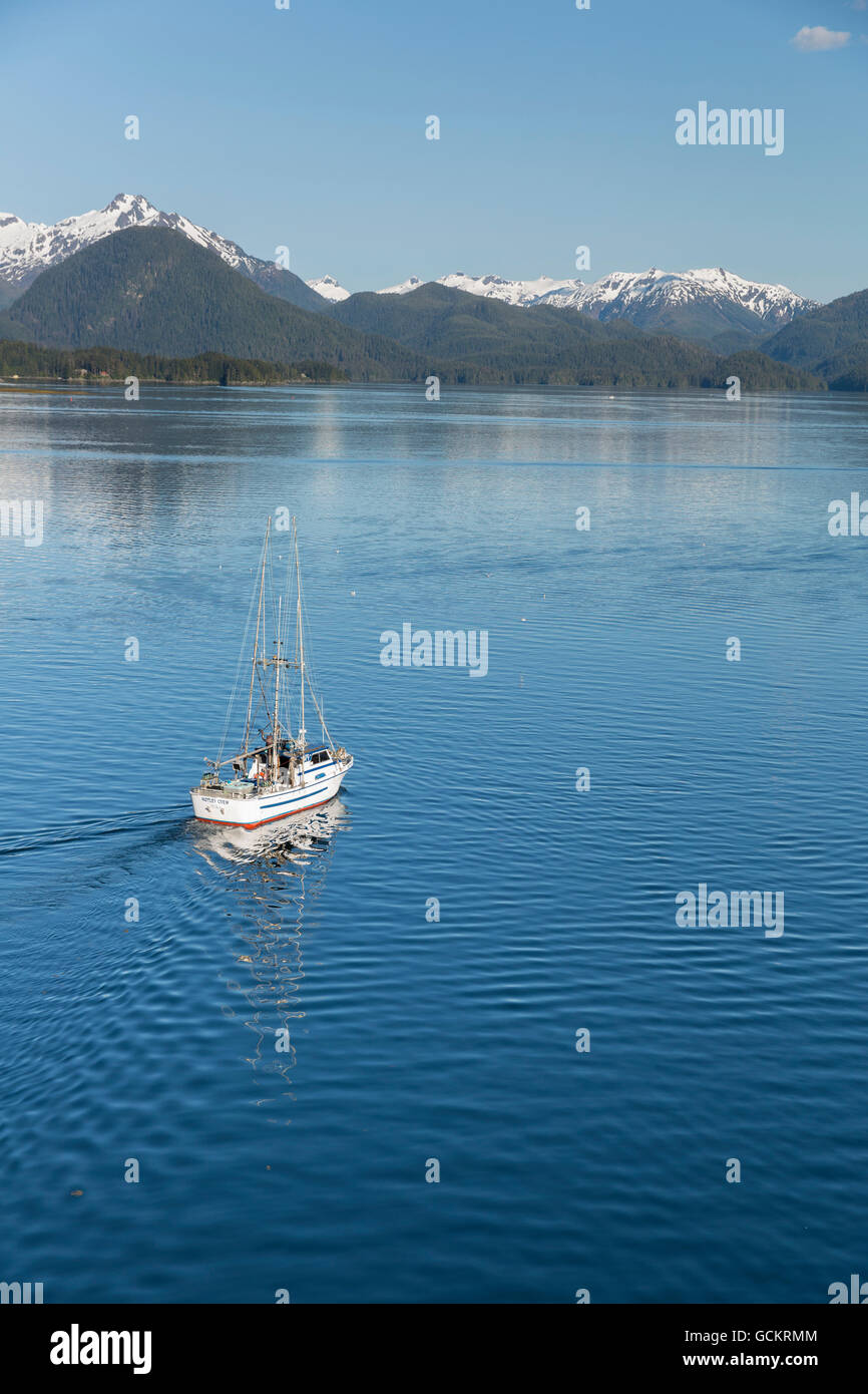 Un bateau de pêche quitte le port de Sitka dans la baie Sitka, Sitka, sud-est de l'Alaska, USA, l'été Banque D'Images