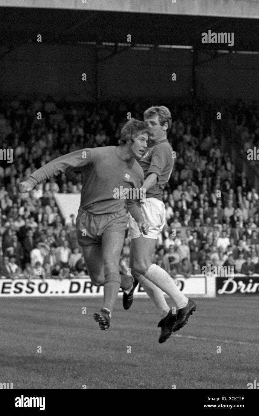 Brian Clark (à droite) de Cardiff City est arrêté par Leyton Orient's. Tommy Taylor pendant l'action de goalmouth à Brisbane Road Banque D'Images