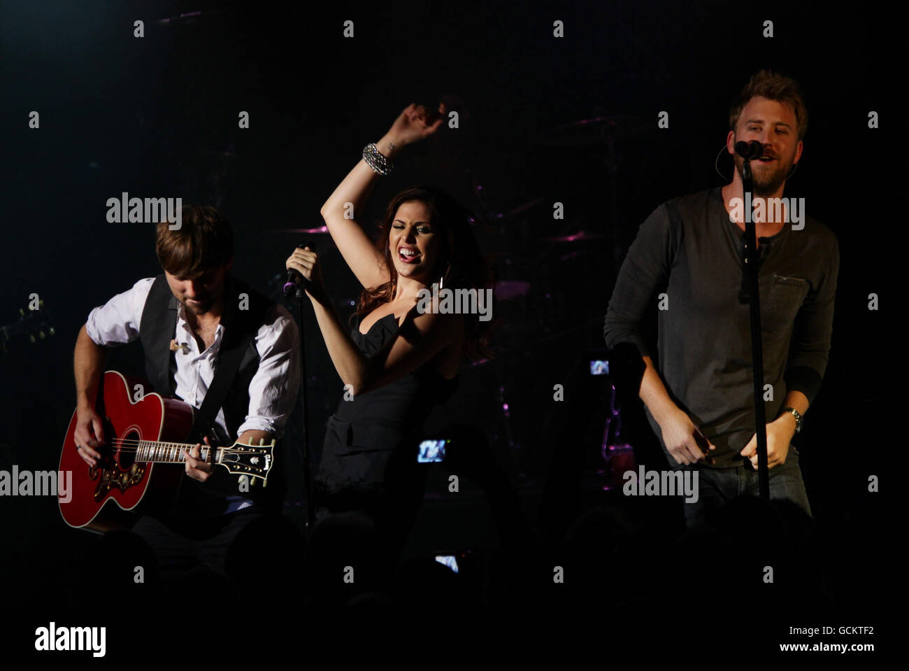 Groupe de musique country Lady Antebellum (gauche - droite) Dave Haywood, Hillary Scott et Charles Kelley se produit au Shepherds Bush Empire à l'ouest de Londres. Banque D'Images