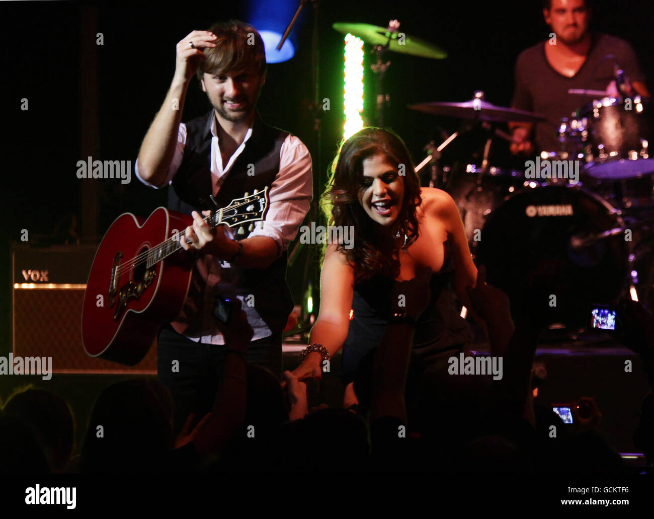 Groupe de musique country Lady Antebellum (gauche - droite) Dave Haywood et Hillary Scott se produit à l'Empire Shepherds Bush à l'ouest de Londres. Banque D'Images