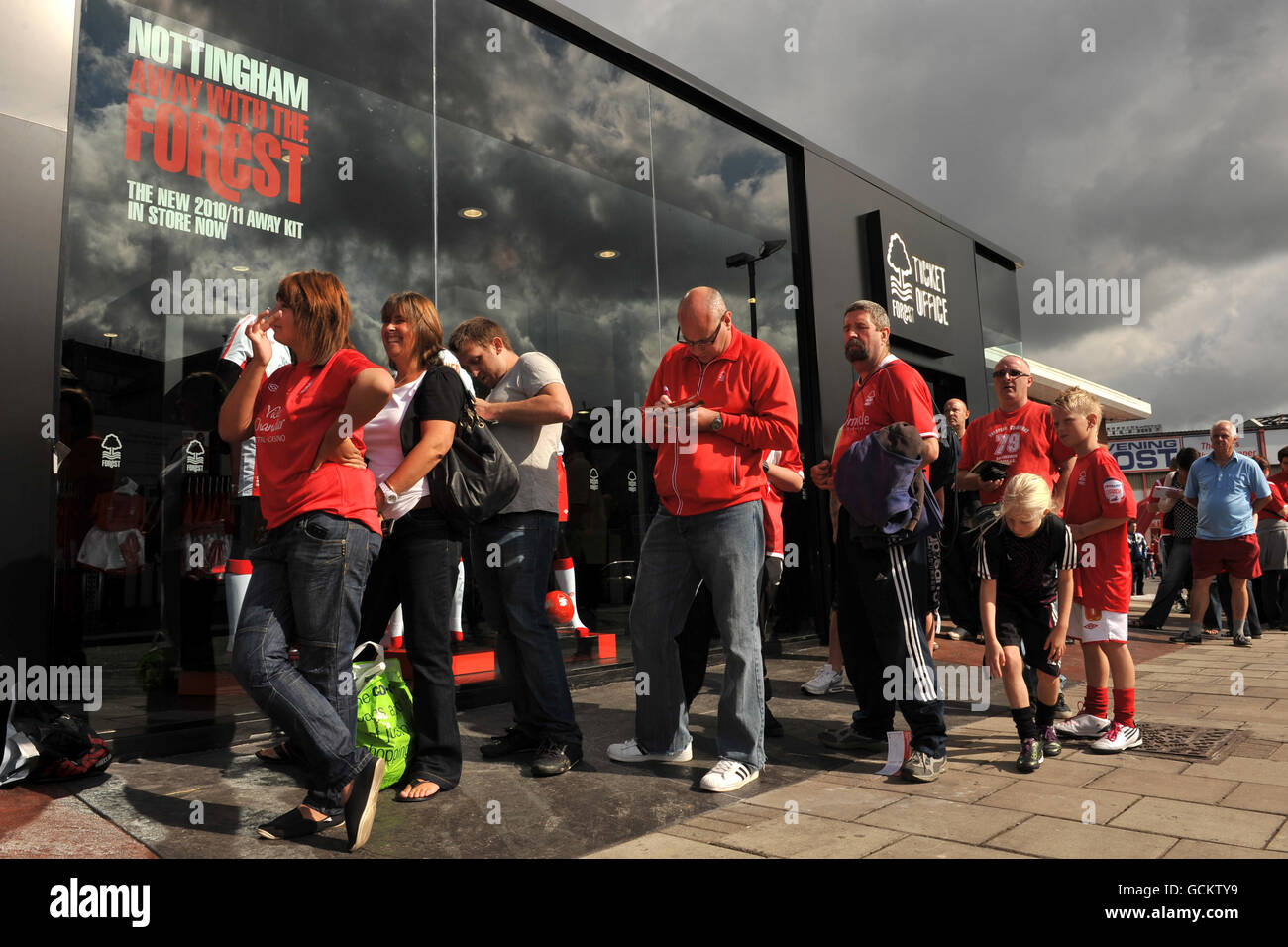 Football - Championnat de npower football League - Nottingham Forest Club Shop Opening.Les fans font la queue dehors alors qu'ils se rendent dans la boutique New Nottingham Forest Club au centre-ville Banque D'Images