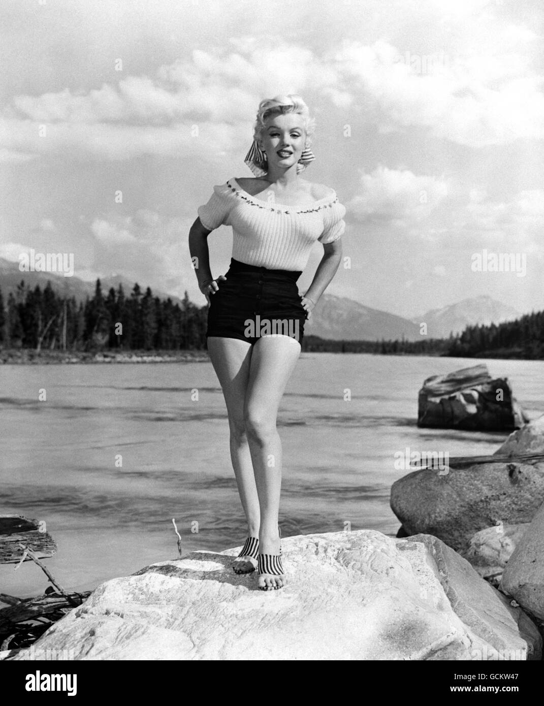 La beauté de Marilyn Monroe se présente avec la beauté naturelle du parc national Jasper, Alberta, Canada, dans cette étude de l'étoile qui est en vedette dans le nouveau film de renard du XXe siècle 'River of No Return'.Robert Mitchum et Rory Calhounr (non représenté) sont également les vedettes de cette production de Cinemascope Technicolor. Banque D'Images