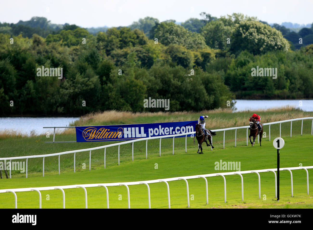 Courses hippiques - Hippodrome de Ripon.Jockey David Allan sur Mariachi l'homme dirige du jockey Michael Stainton sur le vol Maya pendant les piquets de la vente aux enchères Mike Burton Memorial Maiden Banque D'Images