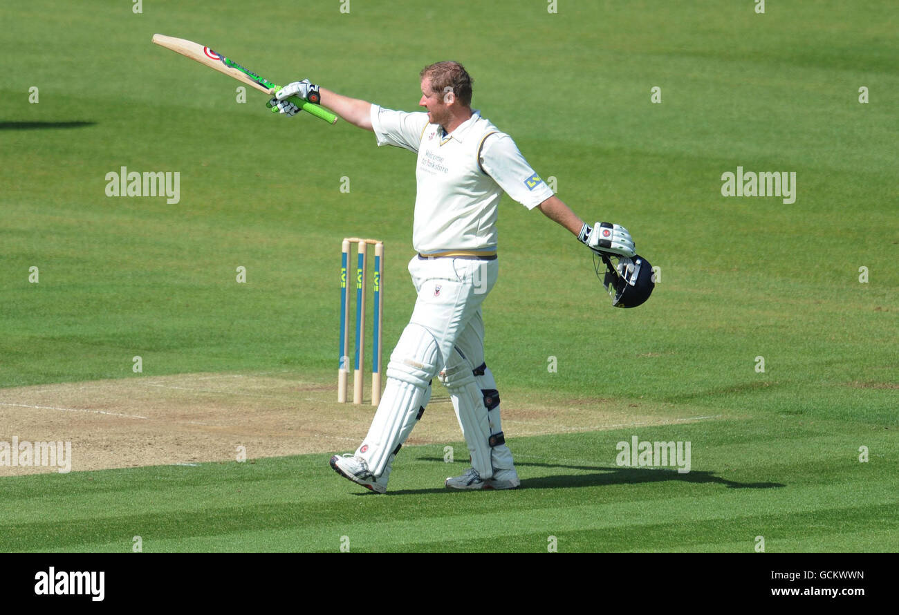 Anthony McGrath, du Yorkshire, célèbre son siècle lors du LV County Championship, match de la division 1 au Riverside, Chester-le-Street, Durham. Banque D'Images