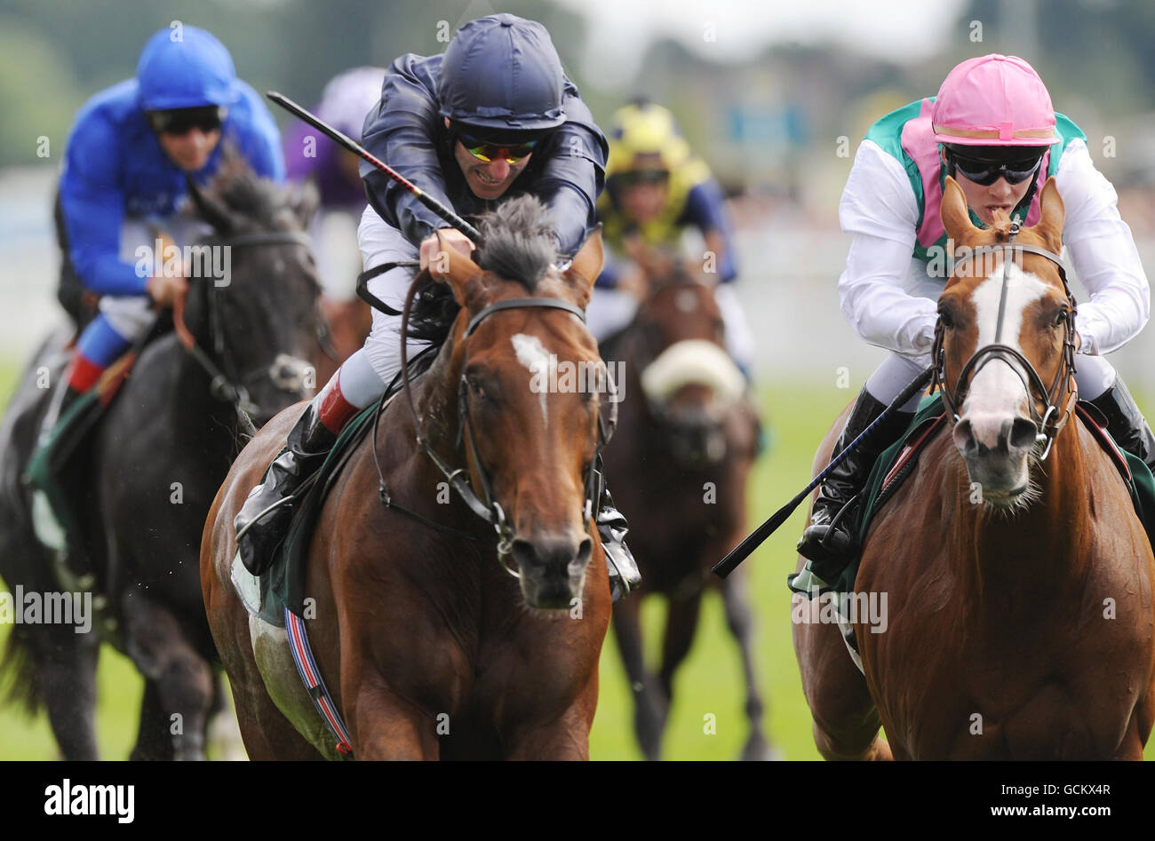 Johnny Murtagh et RIP Van Winkle (casquette noire) remportent les enjeux internationaux de Juddmonte lors du festival de l'Ebor à l'hippodrome de York. Banque D'Images